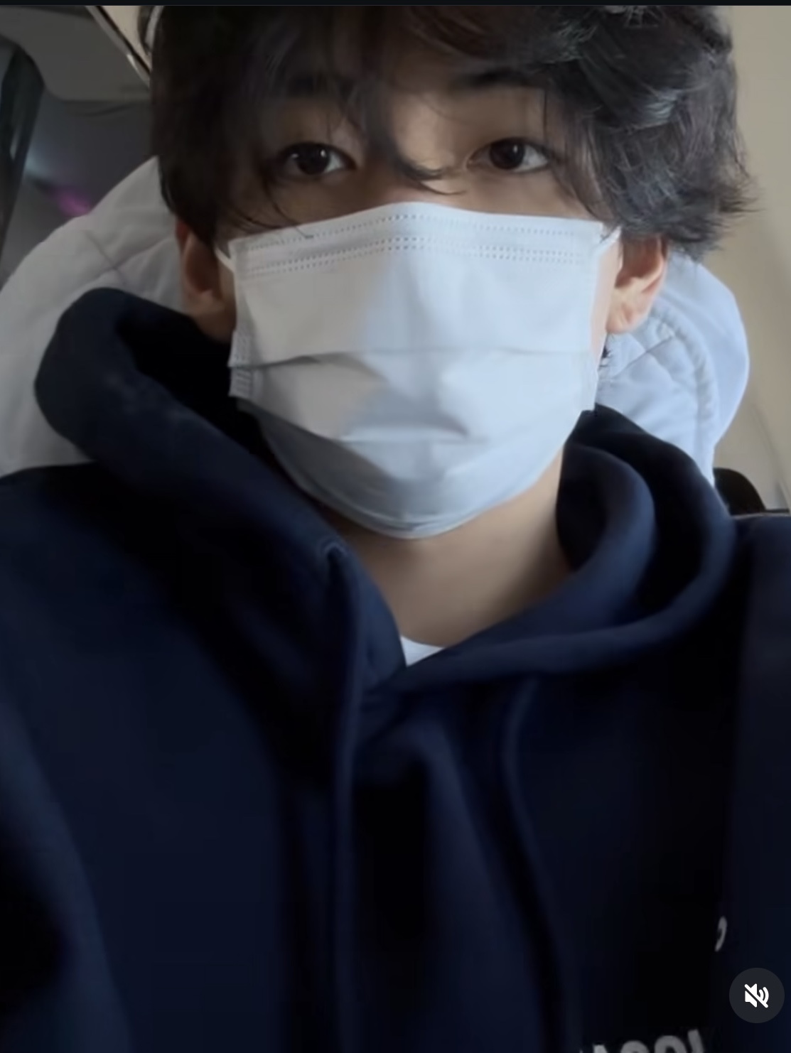 Jacquemus Le Sweatshirt Printed Logo Hoodie Dark Navy 착용 스타일