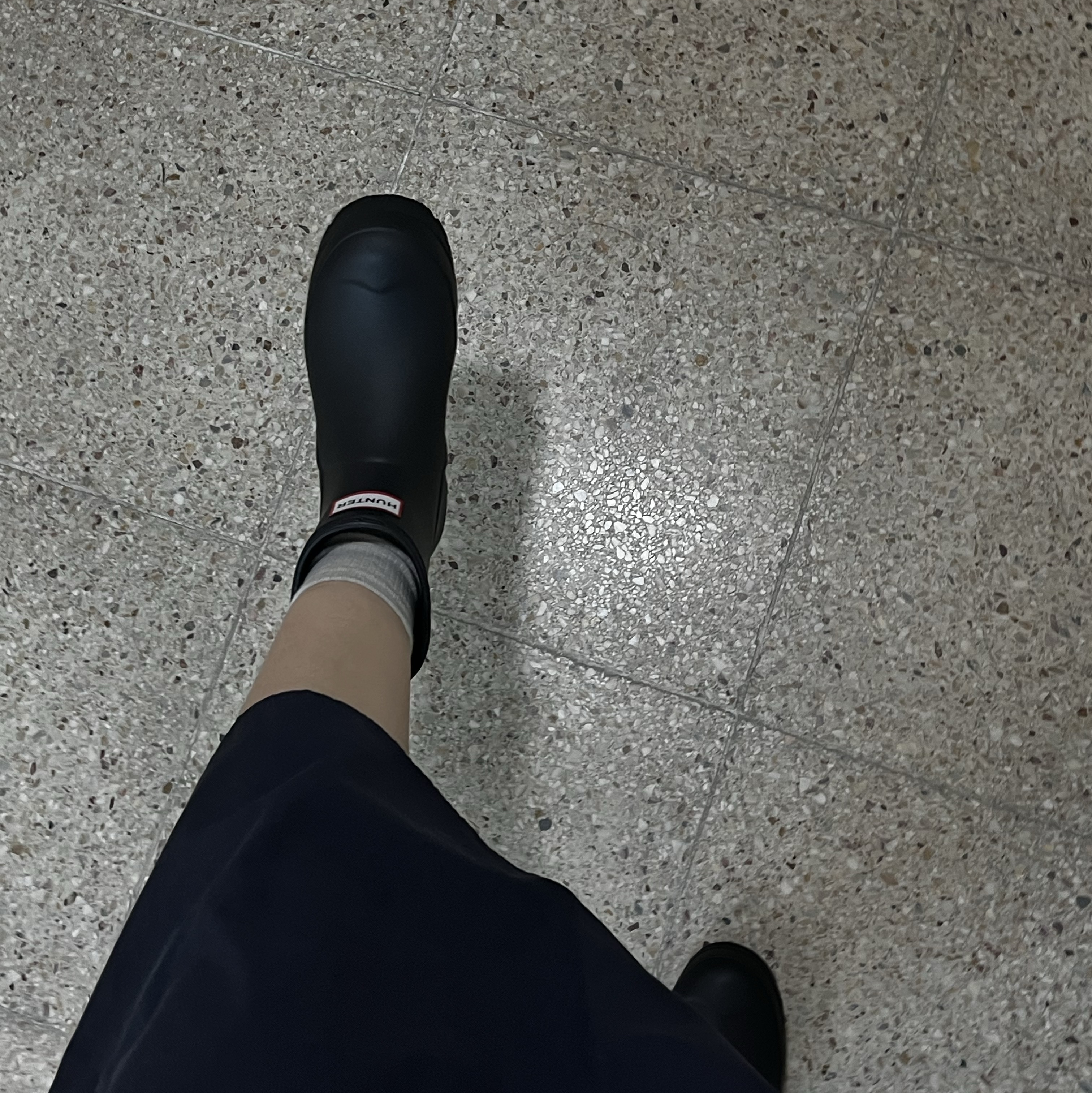 (W) Hunter Play Short Rain Boots Black 착용 스타일 - 2