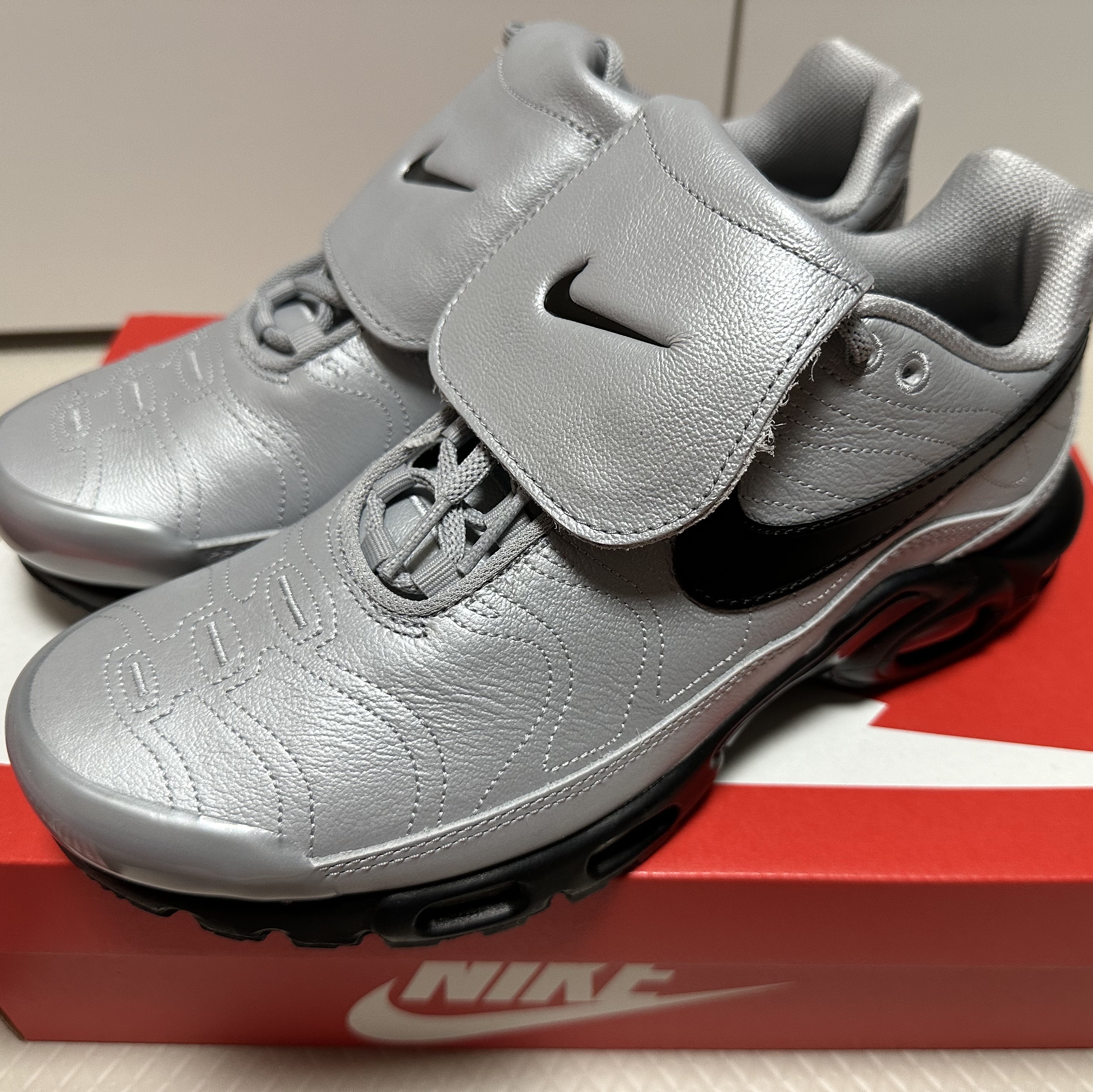 Nike Air Max Plus TNPO Wolf Grey and Black 착용 스타일