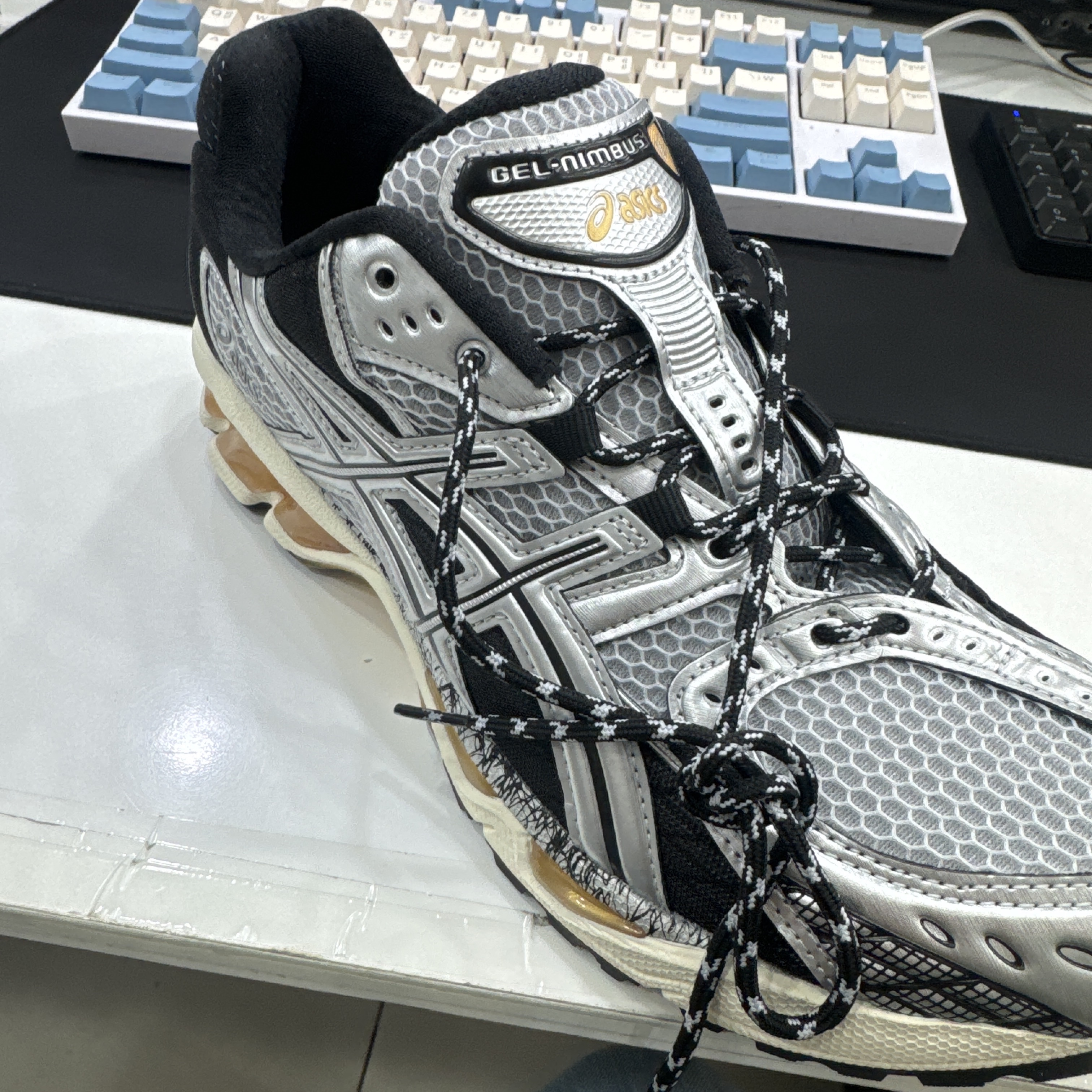 Asics Gel-Nimbus 10.1 Piedmont Grey Pure Silver 착용 스타일 - 2