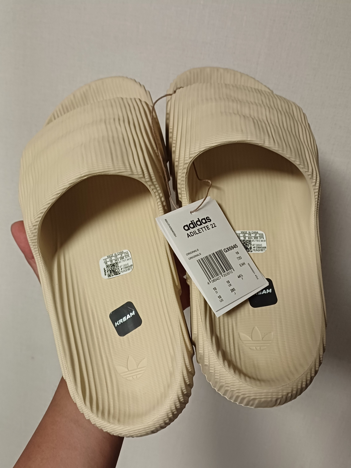 Adidas Adilette 22 Desert Sand 착용 스타일 - 1