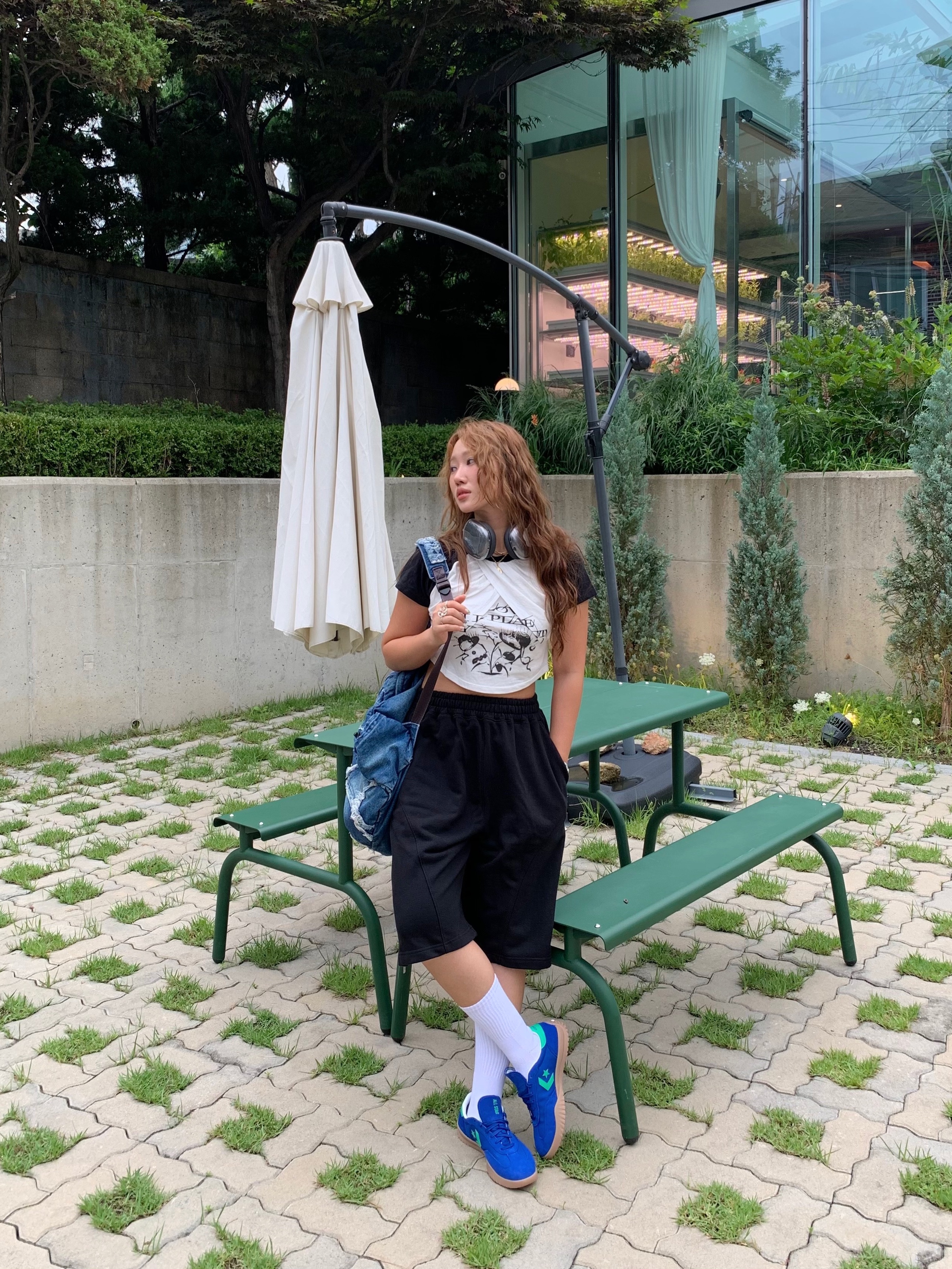 Converse Run Star Trainer Black Egret, Apple AirPods Max Lightning Space Gray (Korean Ver.) 착용 스타일 - 4