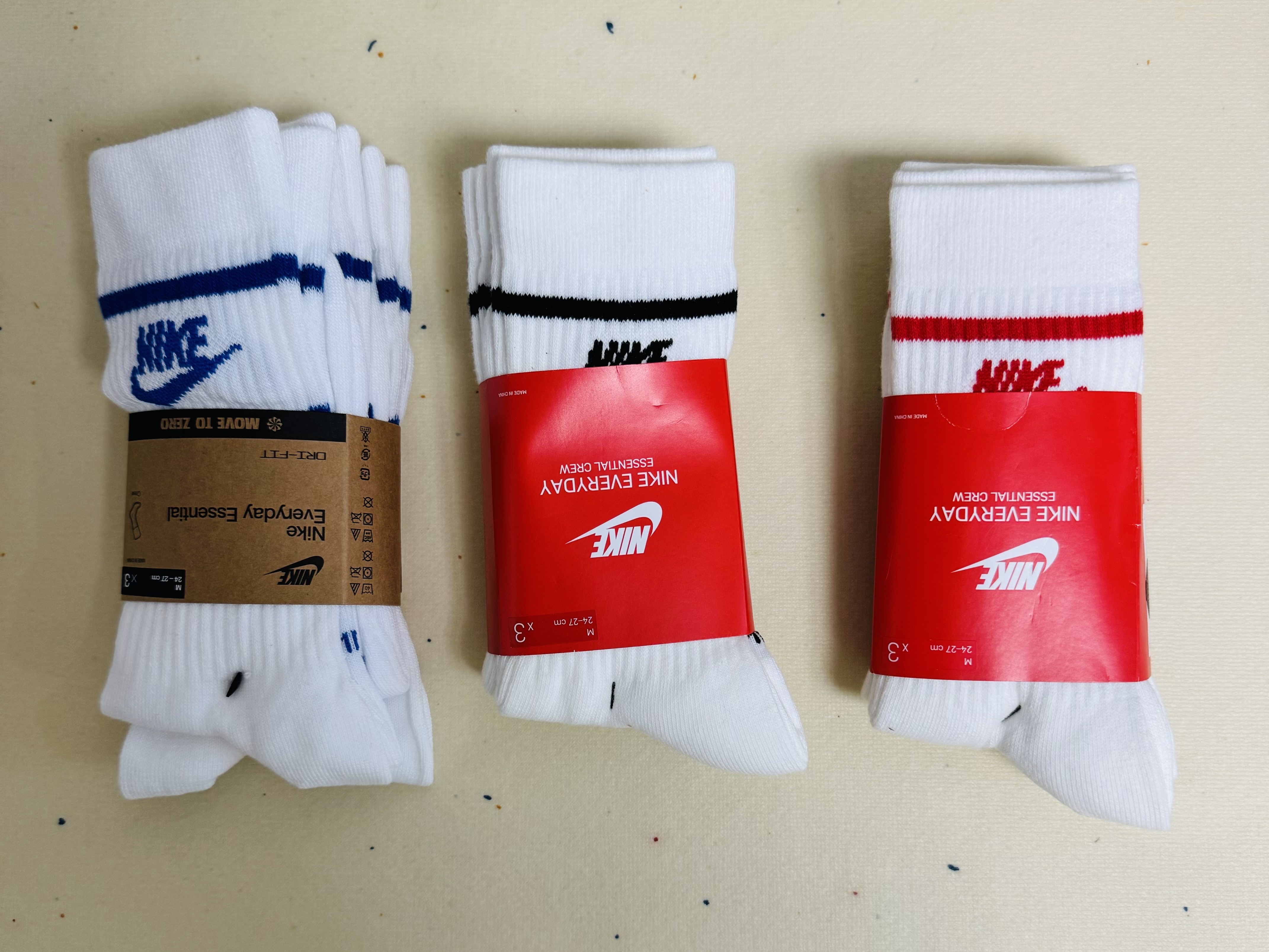 Nike Essential Crew Socks Stripe Game Royal (3 Pack/Korean Ver.), Nike Everyday Essential Crew Socks White (3 Pack/Korean Ver.) 착용 스타일