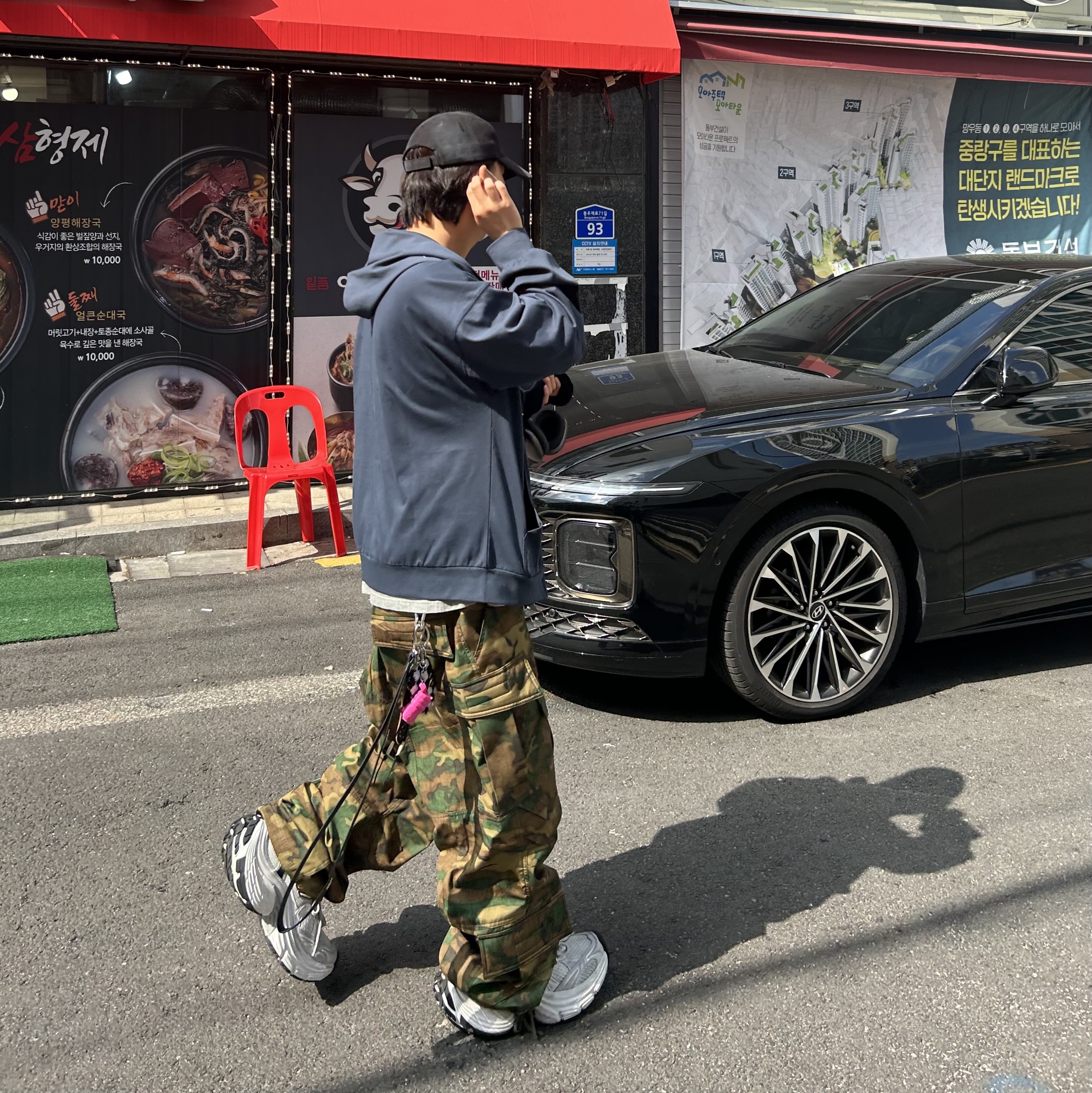Farfromwhat Far Camo Cargo Pants Green, Balenciaga 10XL Sneakers White Grey Silver Black 착용 스타일 - 2