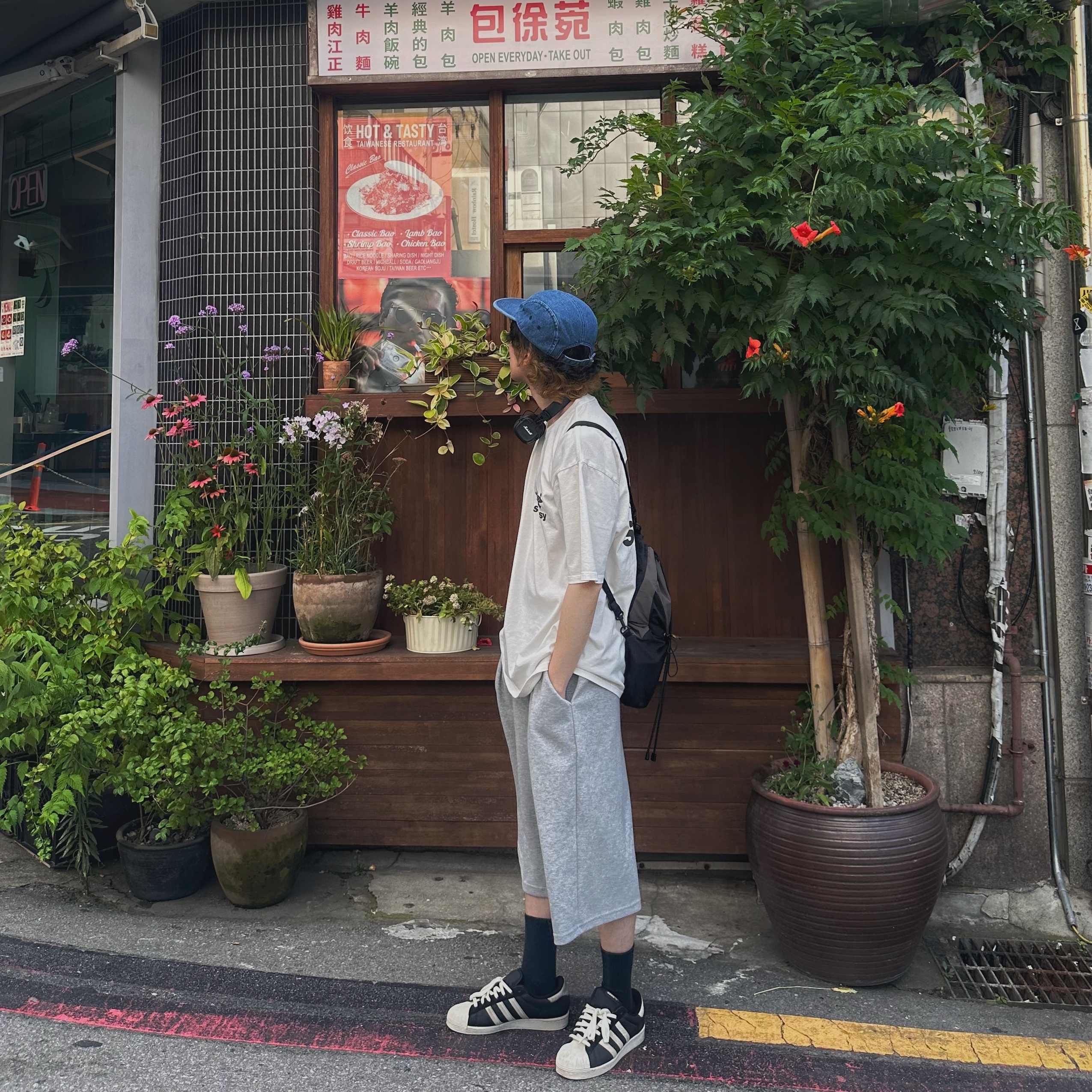Stussy Surfwalk Pigment Dyed T-Shirt Natural, Marshall Major IV Black (Korean Ver.) 착용 스타일 - 3