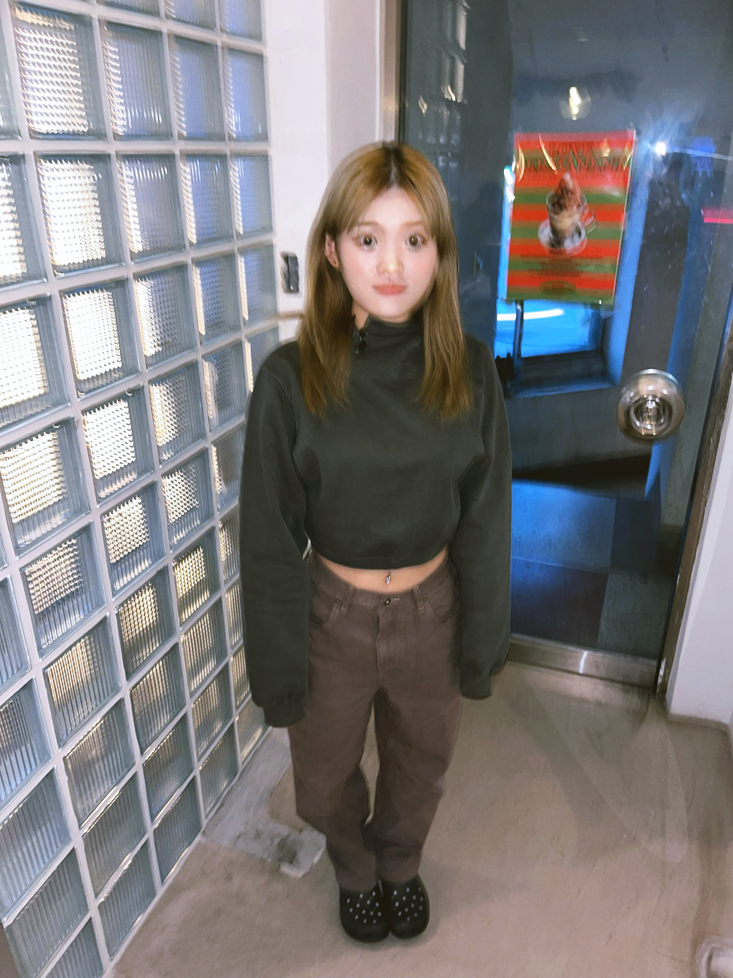 (W) Mischief Side Button Up Crop Hoodie Washed Charcoal, (W) Mischief Rhombus Slouchy Washed Jeans Rose Brown 착용 스타일 - 3