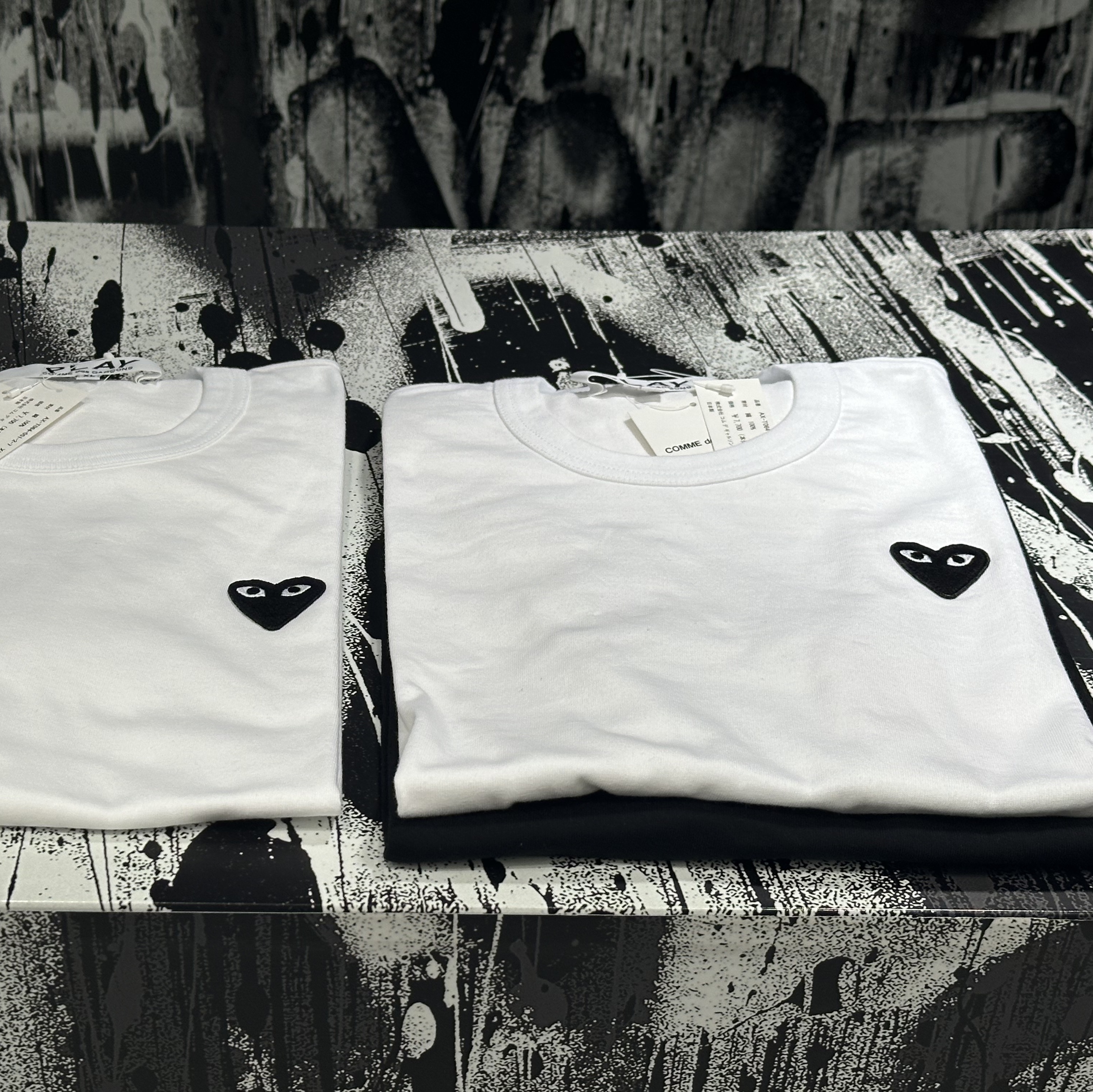 Play Comme des Garcons Black Heart T-Shirt White, (W) Play Comme des Garcons Double Heart T-Shirt Black 착용 스타일