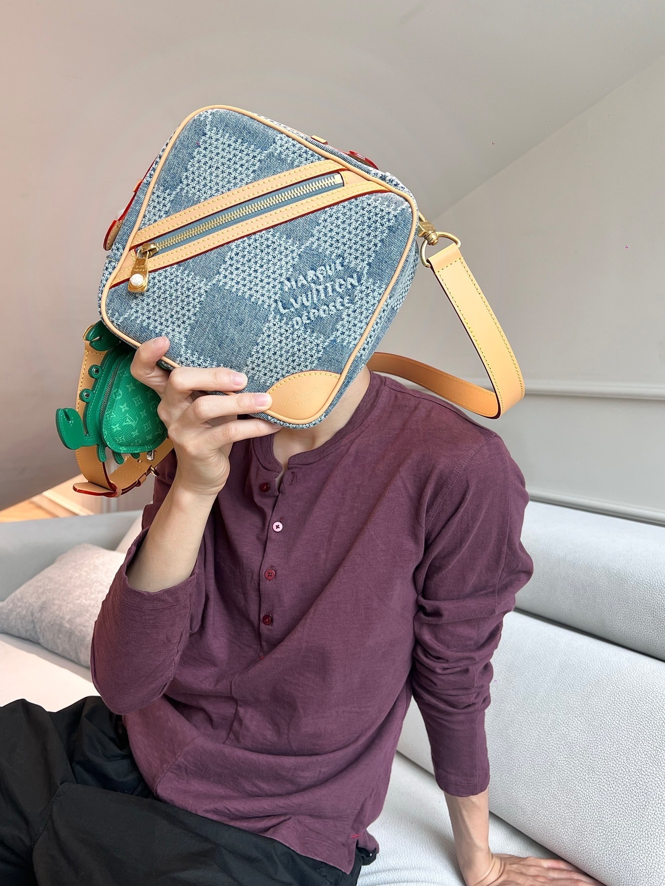 Louis Vuitton LV Crab Bag Charm Green, Louis Vuitton Chess Messenger Damier Denim Blue 착용 스타일 - 3
