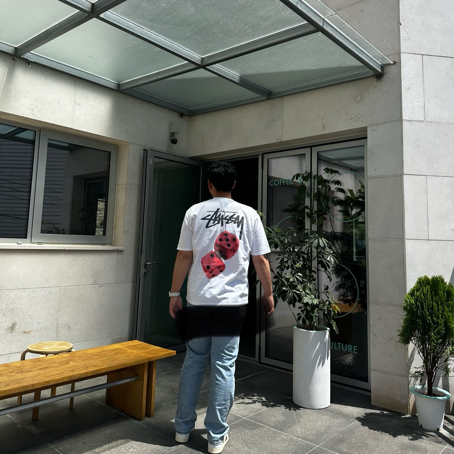 Jordan 1 x Travis Scott Retro Low OG SP Sail and Ridgerock, Stussy Fuzzy Dice T-Shirt White 착용 스타일