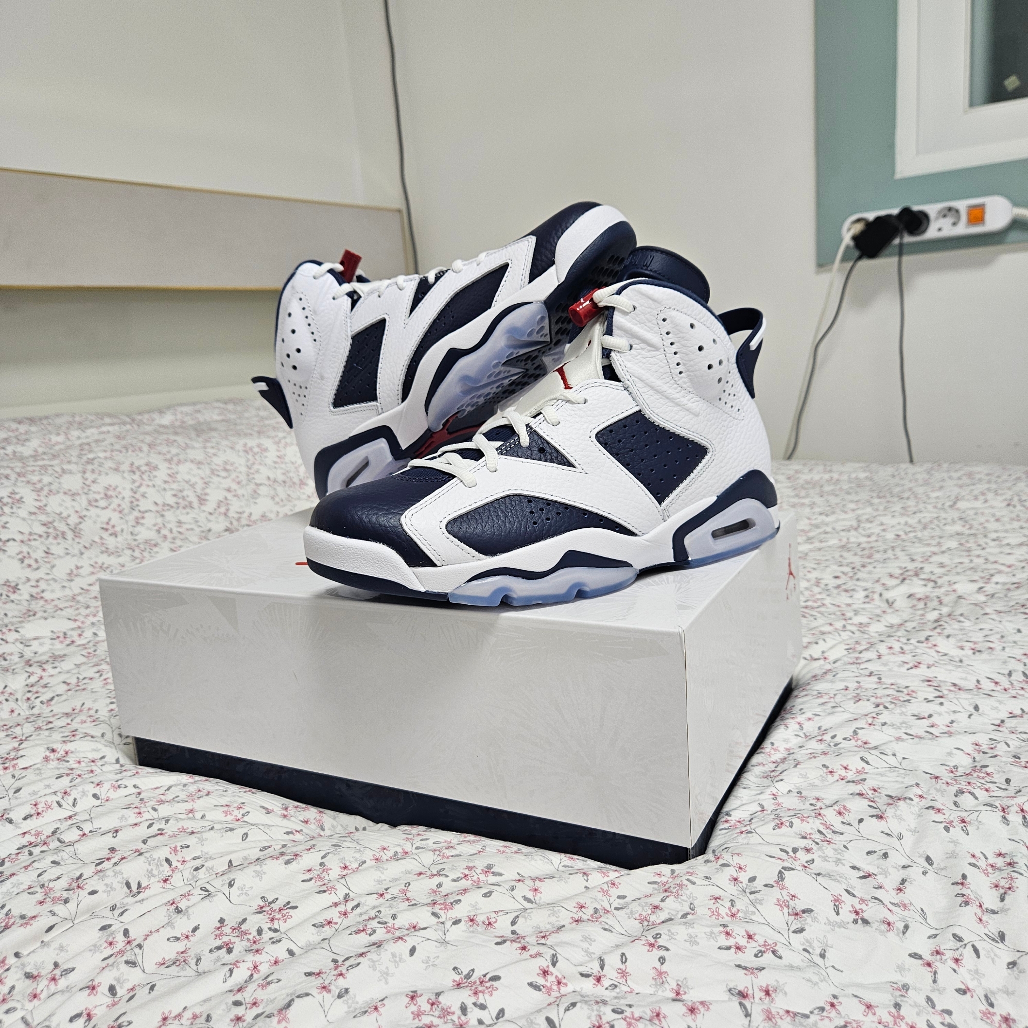 Jordan 6 Retro White and Midnight Navy 착용 스타일 - 1