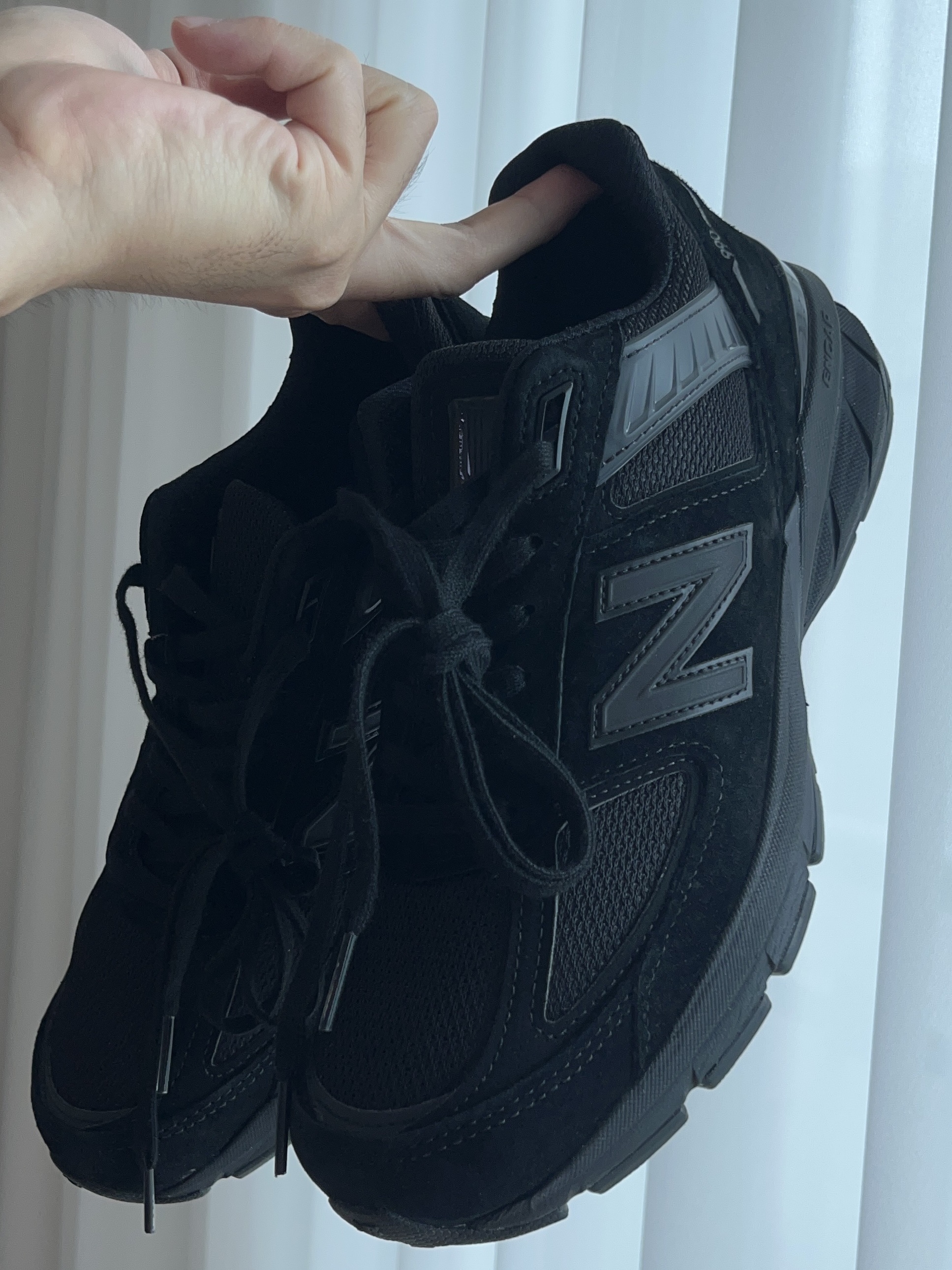 New Balance 990v5 Made in USA Triple Black - D Standard 착용 스타일 - 3