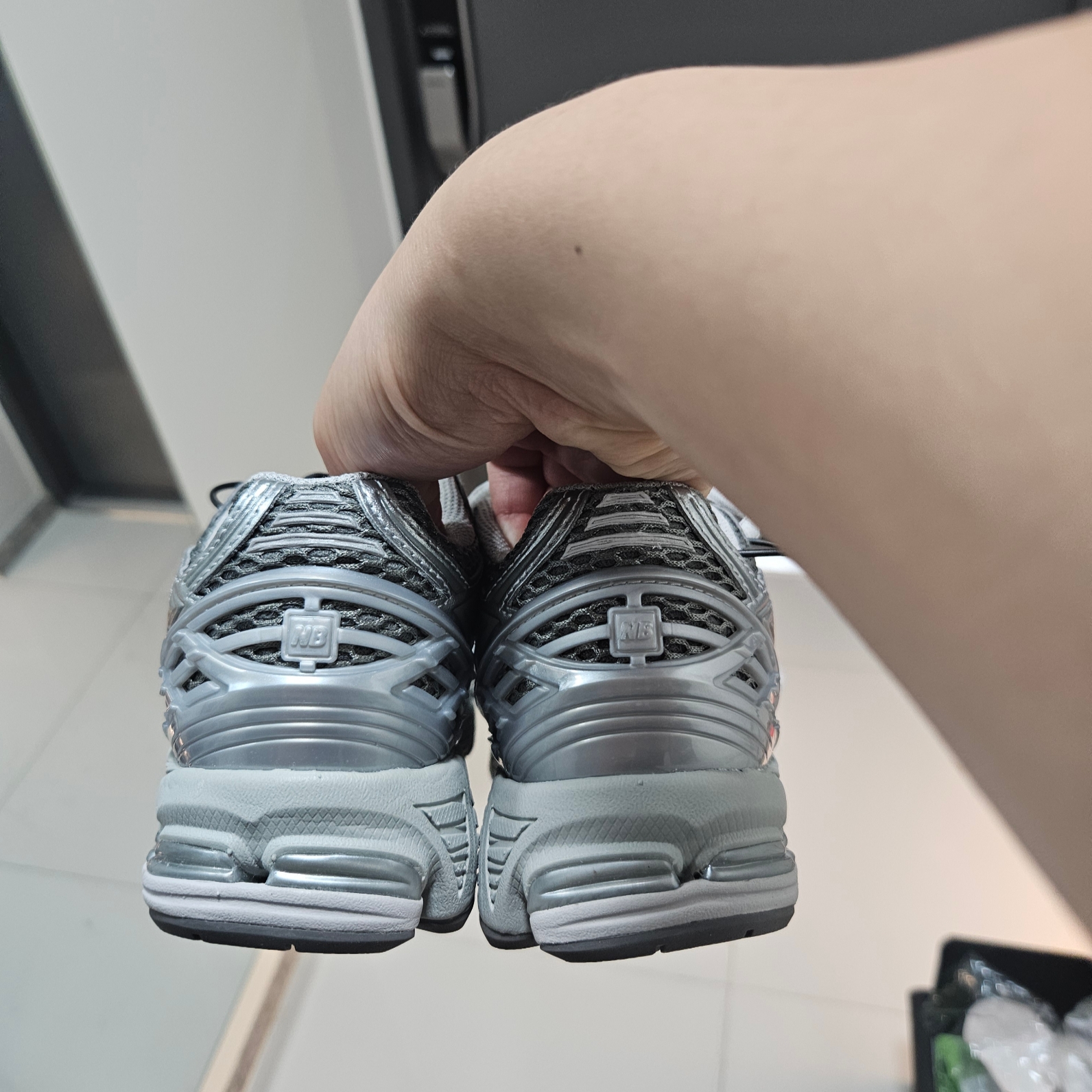 New Balance 1906R Harbor Grey Silver Metalic 착용 스타일 - 2