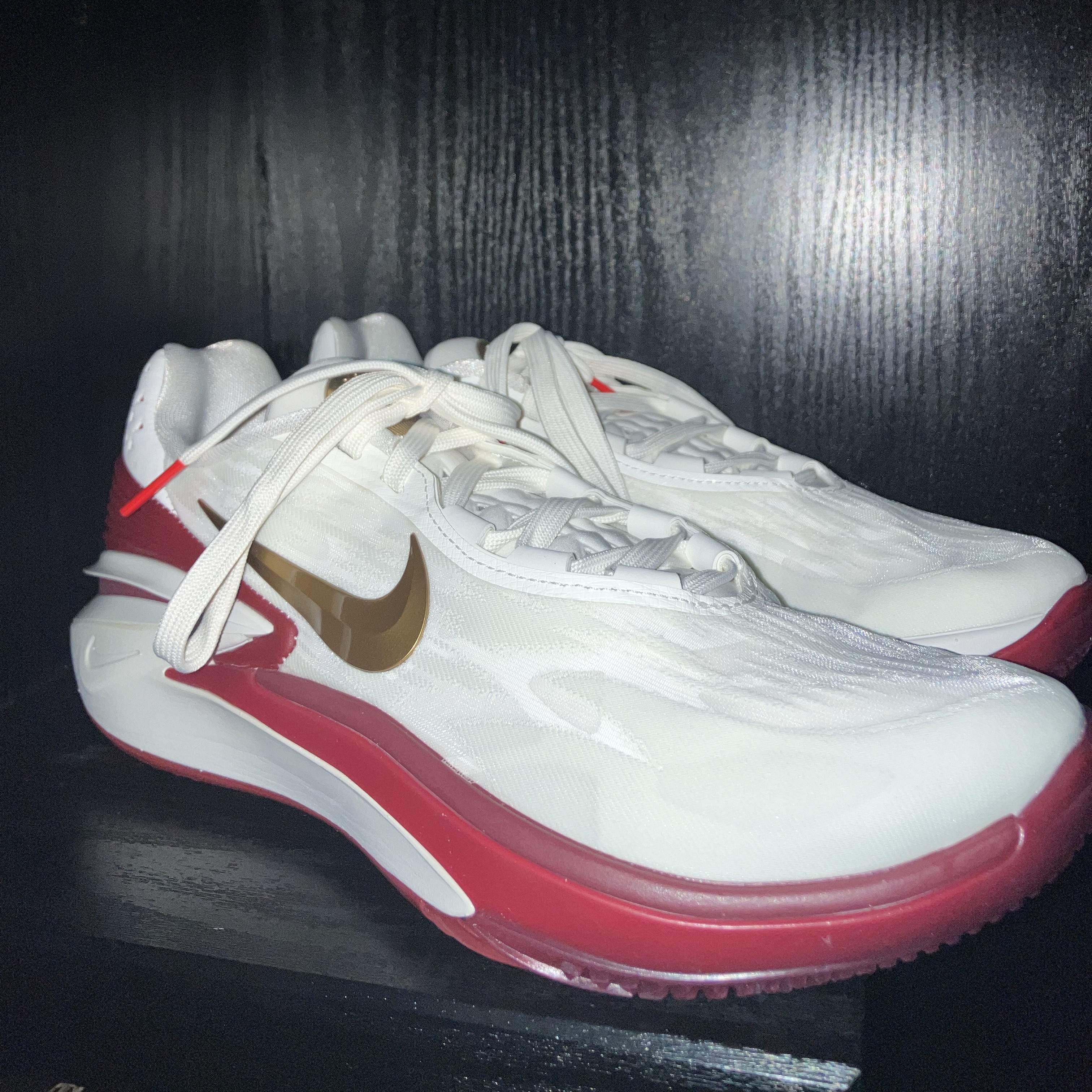 Nike Air Zoom GT Cut 2 Summit White Metallic Gold 착용 스타일 - 1