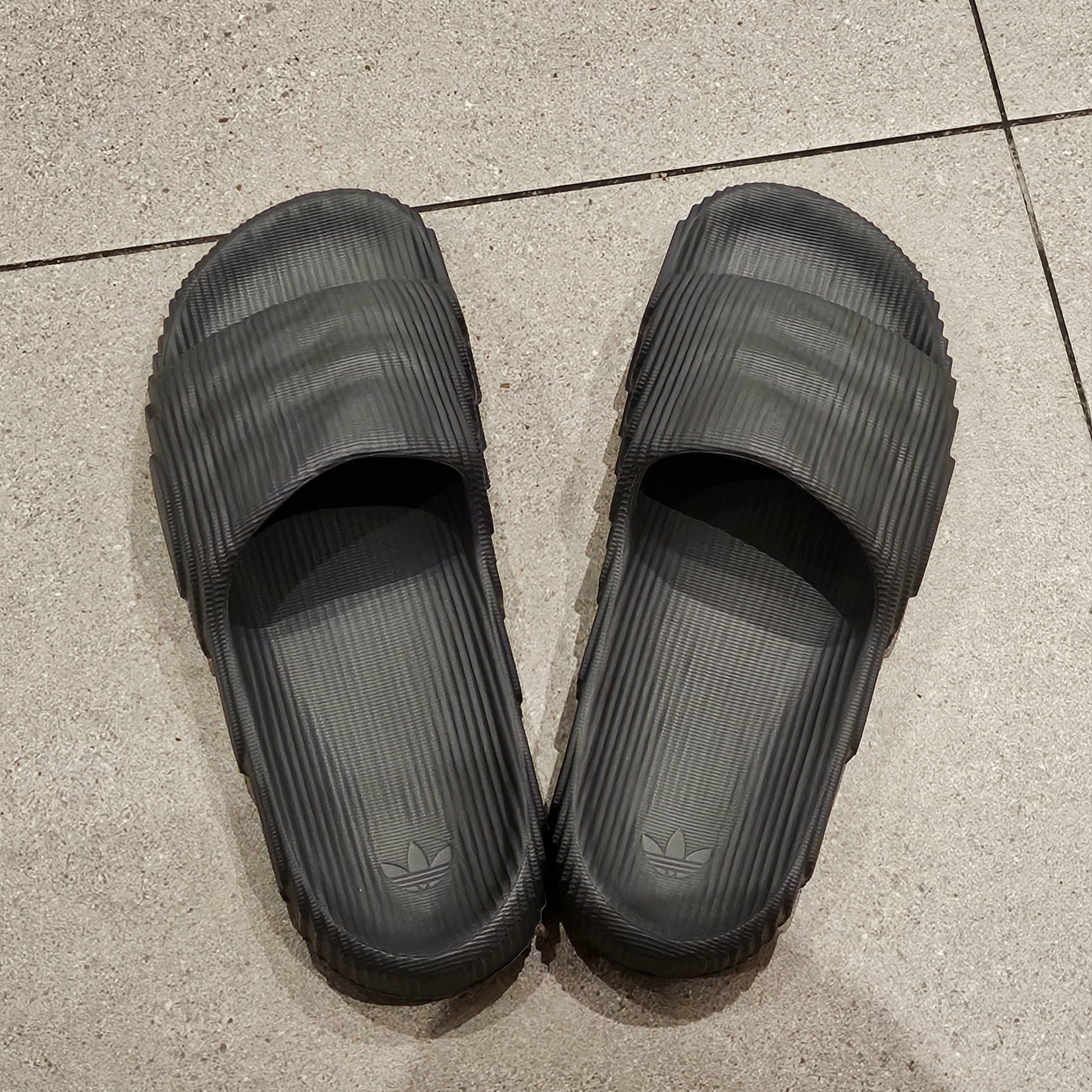 Adidas Adilette 22 Grey Five 착용 스타일