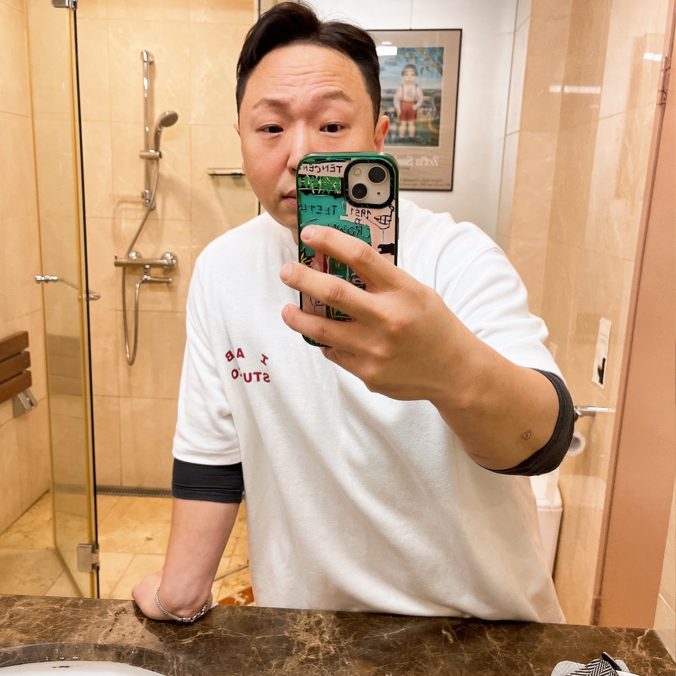 Our Legacy Third Cut Digital Denim Print, IAB Studio T-Shirt White Burgundy 착용 스타일 - 3