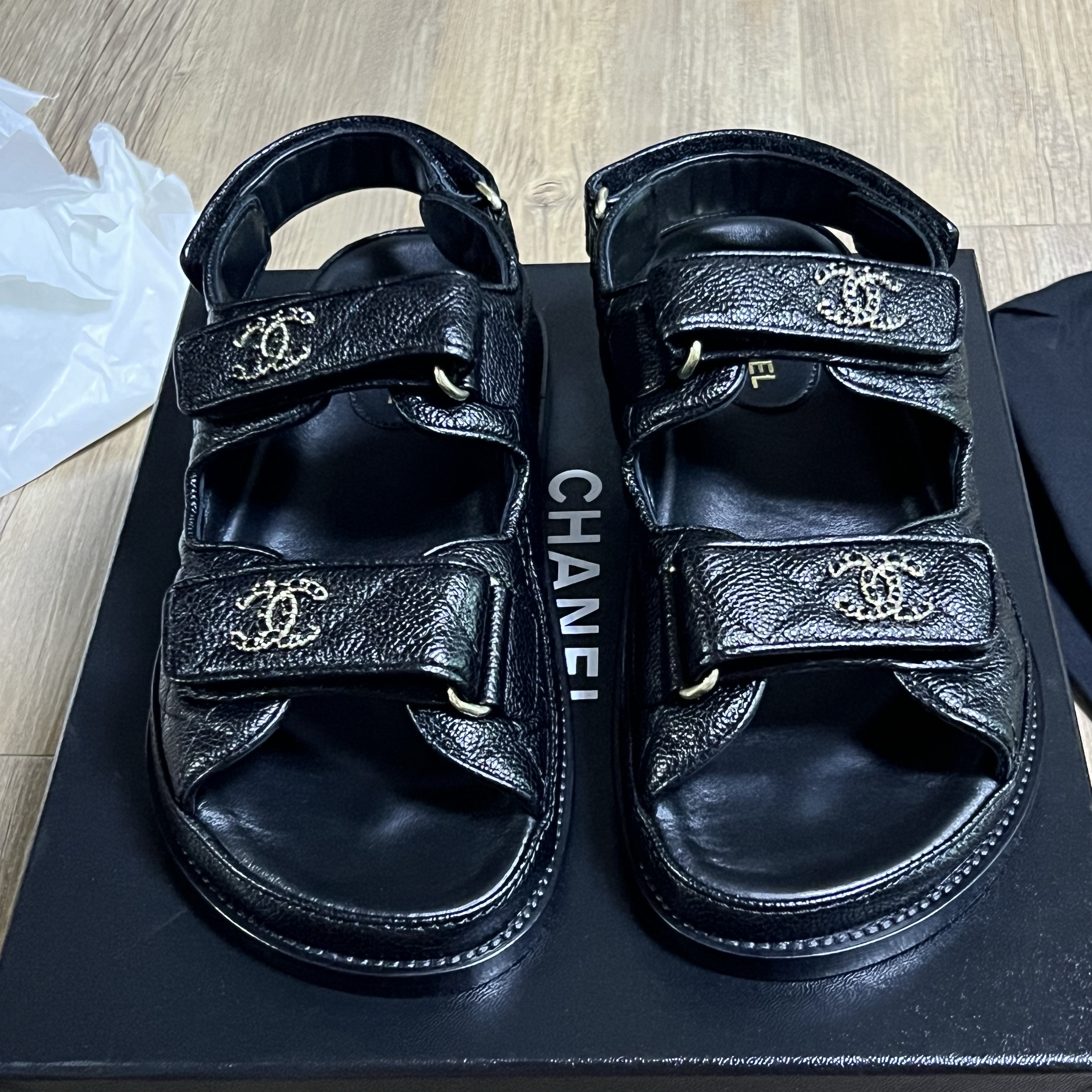 (W) Chanel Sandals Grained Calfskin & Black 착용 스타일 - 4