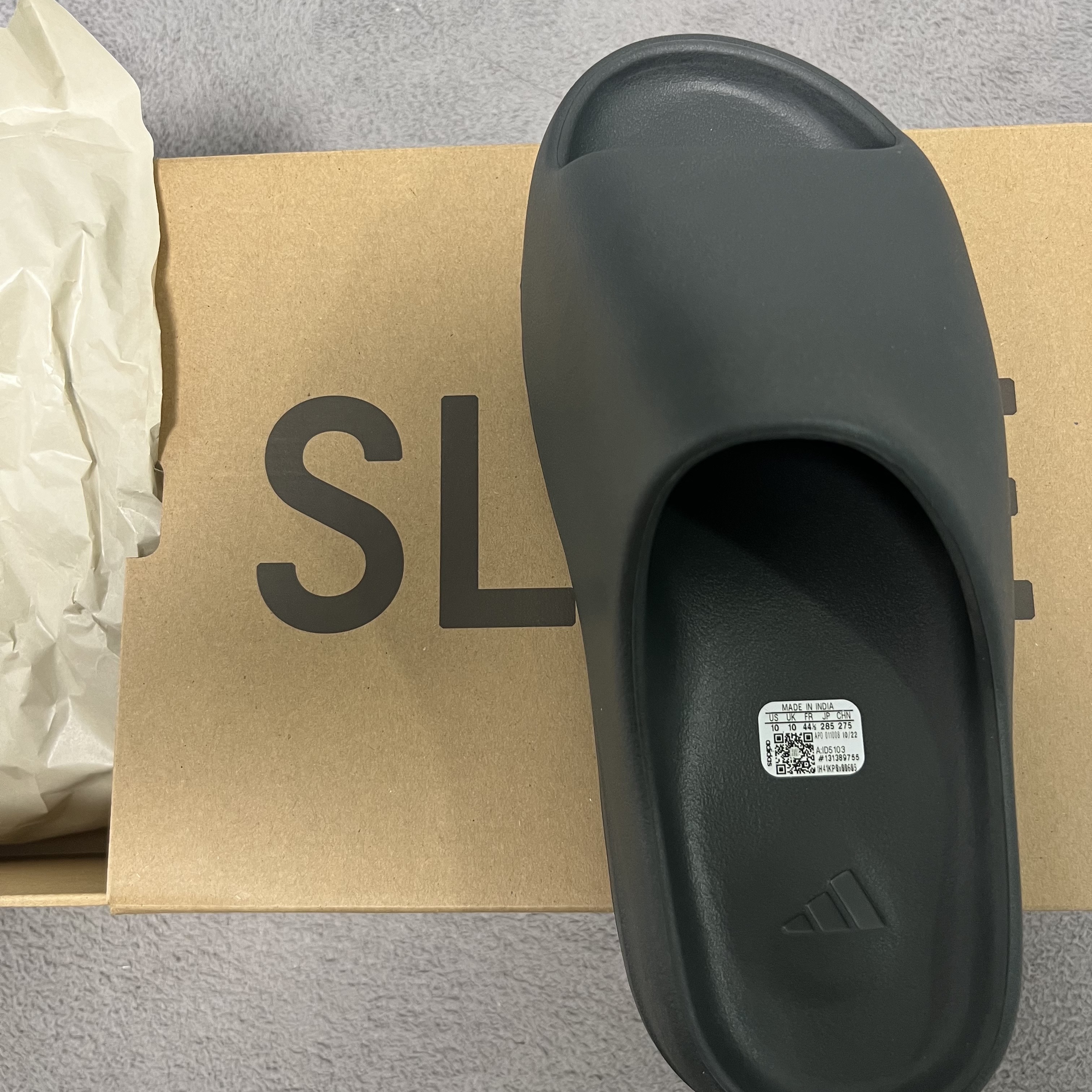 Adidas Yeezy Slide Dark Onyx 2024 착용 스타일