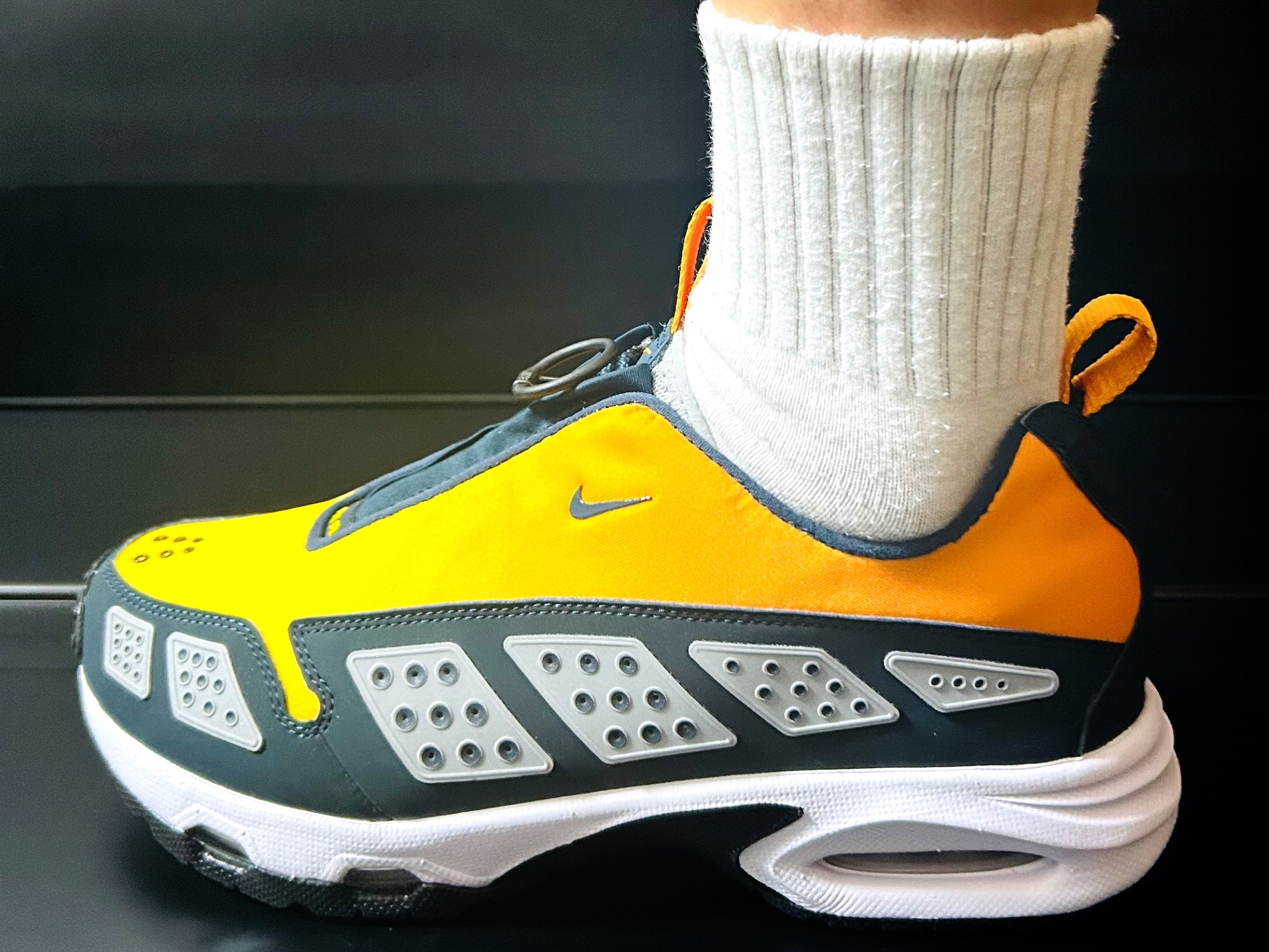(W) Nike Air Max SNDR Canyon Gold and Deep Ocean 착용 스타일