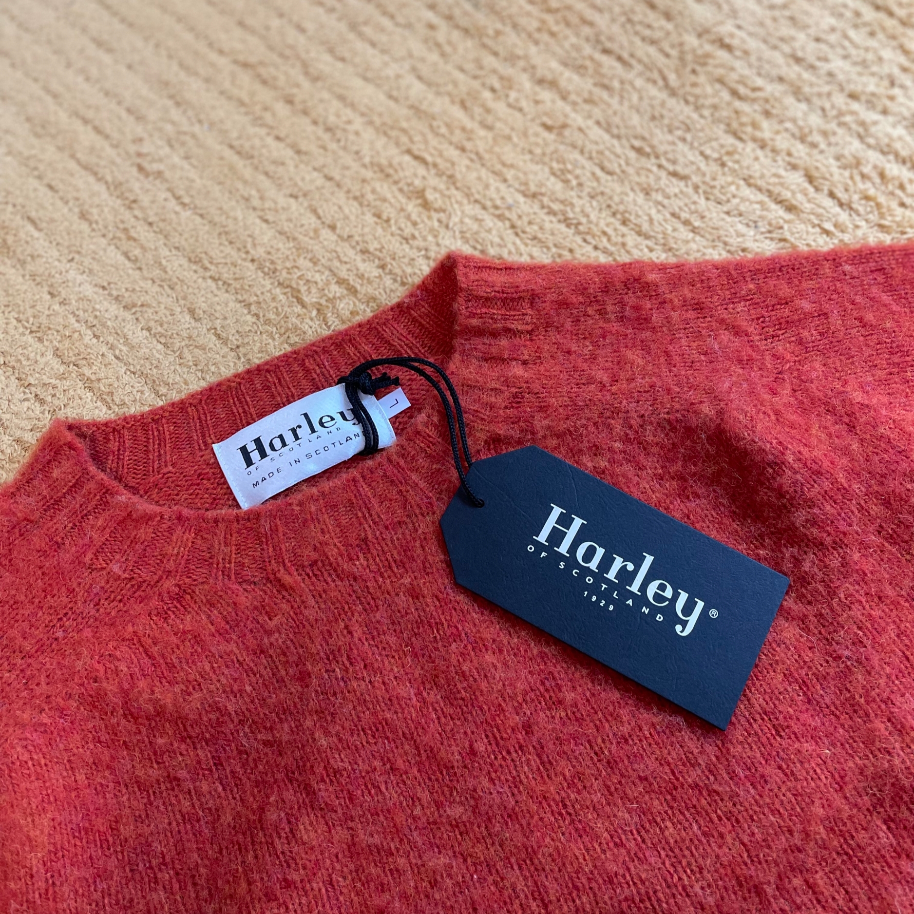 Harley of Scotland Shaggy Dog Crewneck Sweater Jaffa 착용 스타일