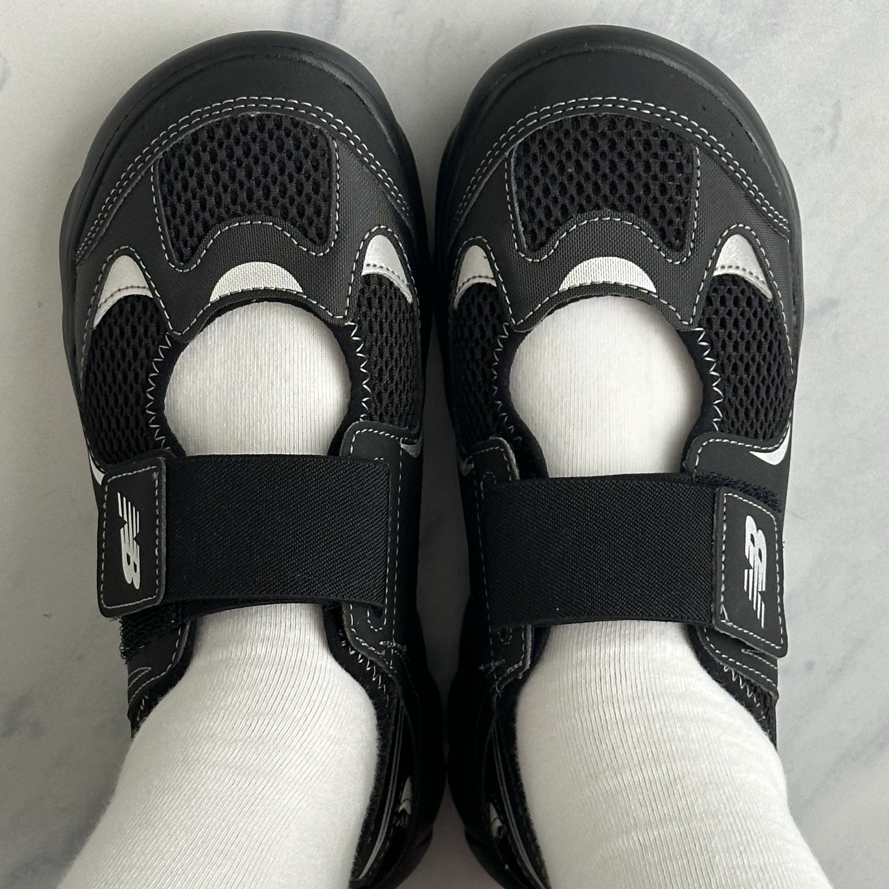 (Kids) New Balance Freedle 920 Sandal Black 착용 스타일