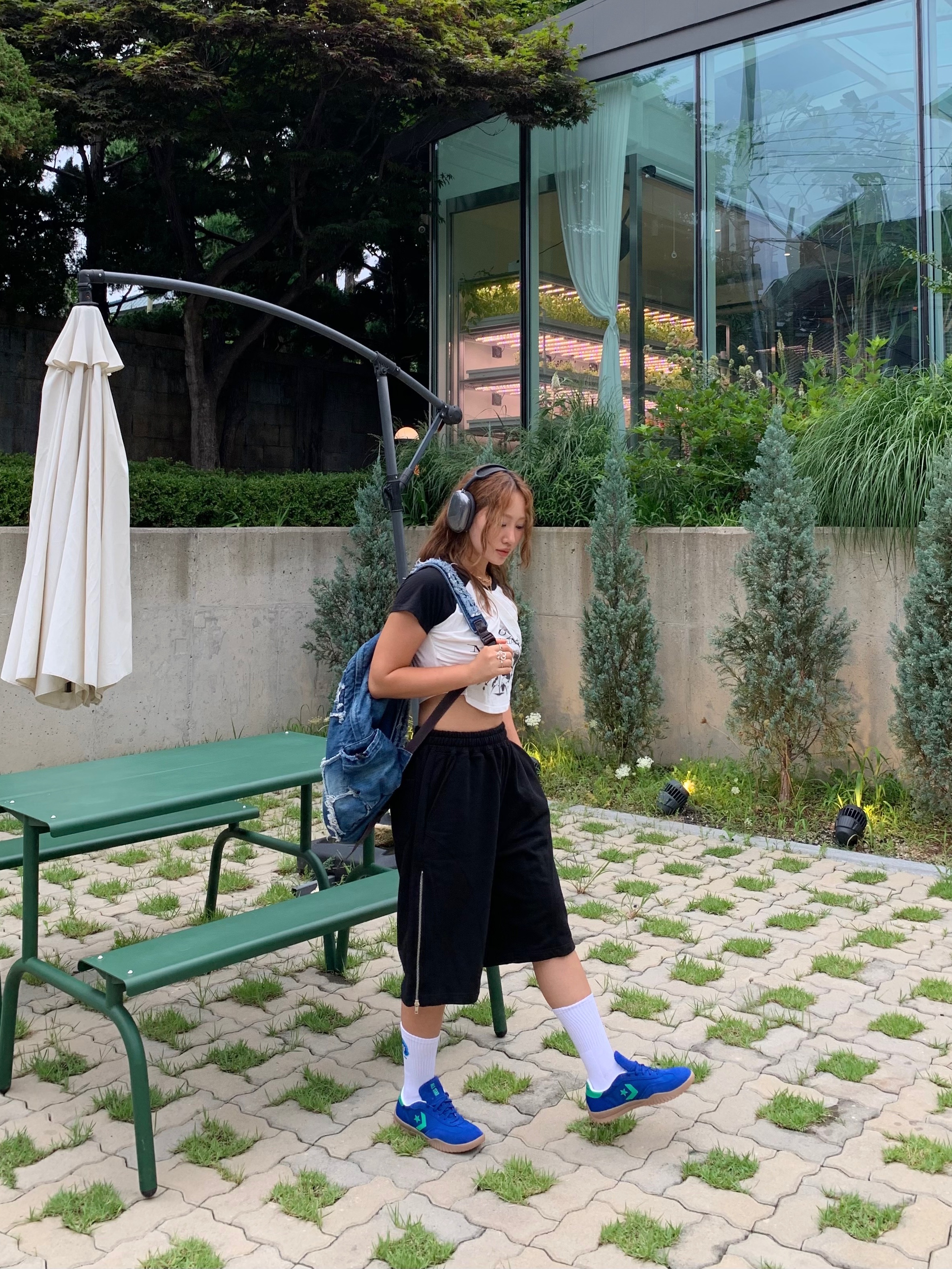 Converse Run Star Trainer Black Egret, Apple AirPods Max Lightning Space Gray (Korean Ver.) 착용 스타일 - 3