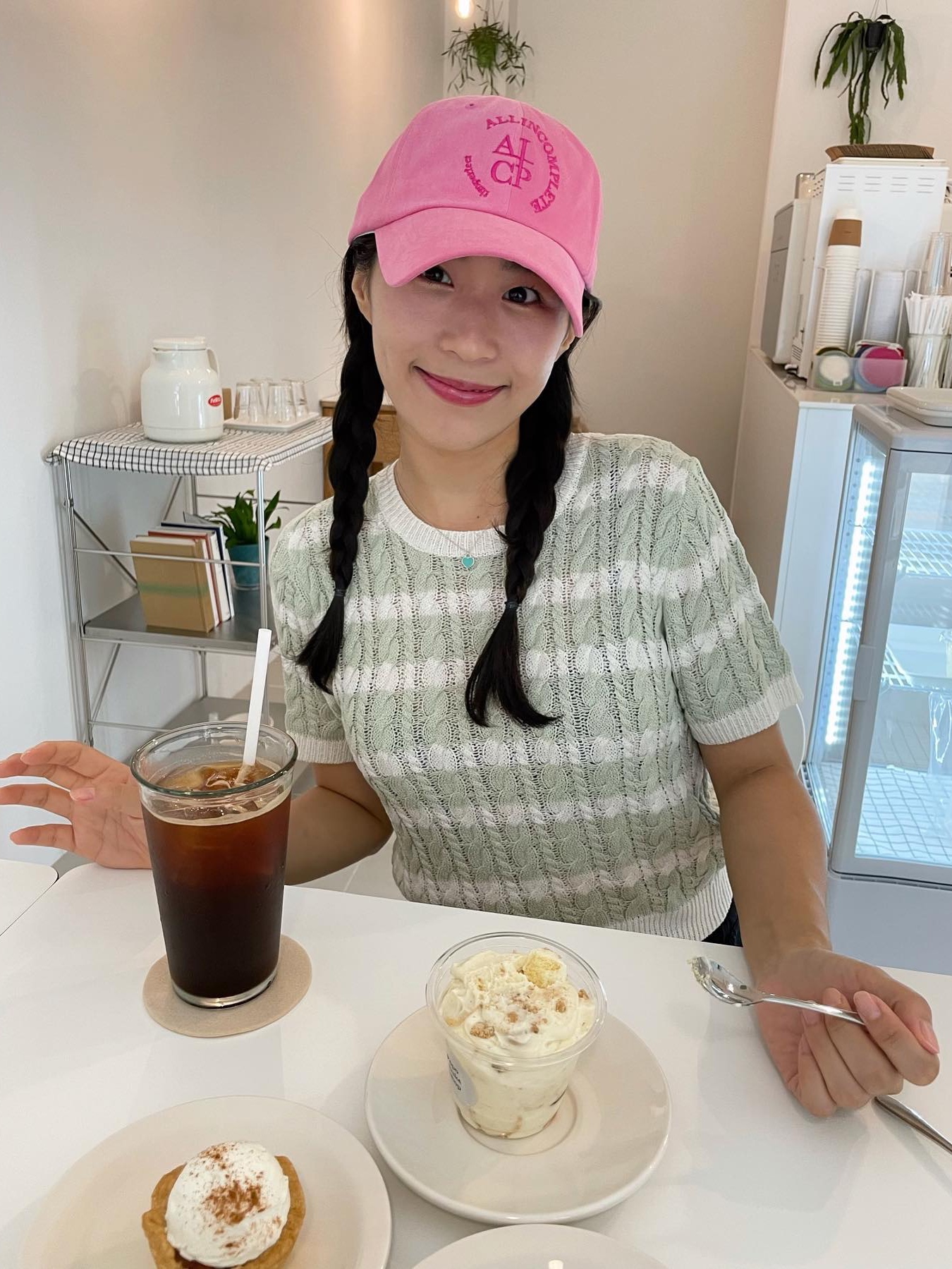 Allincomplete Round Logo Ball Cap pink 착용 스타일 - 1