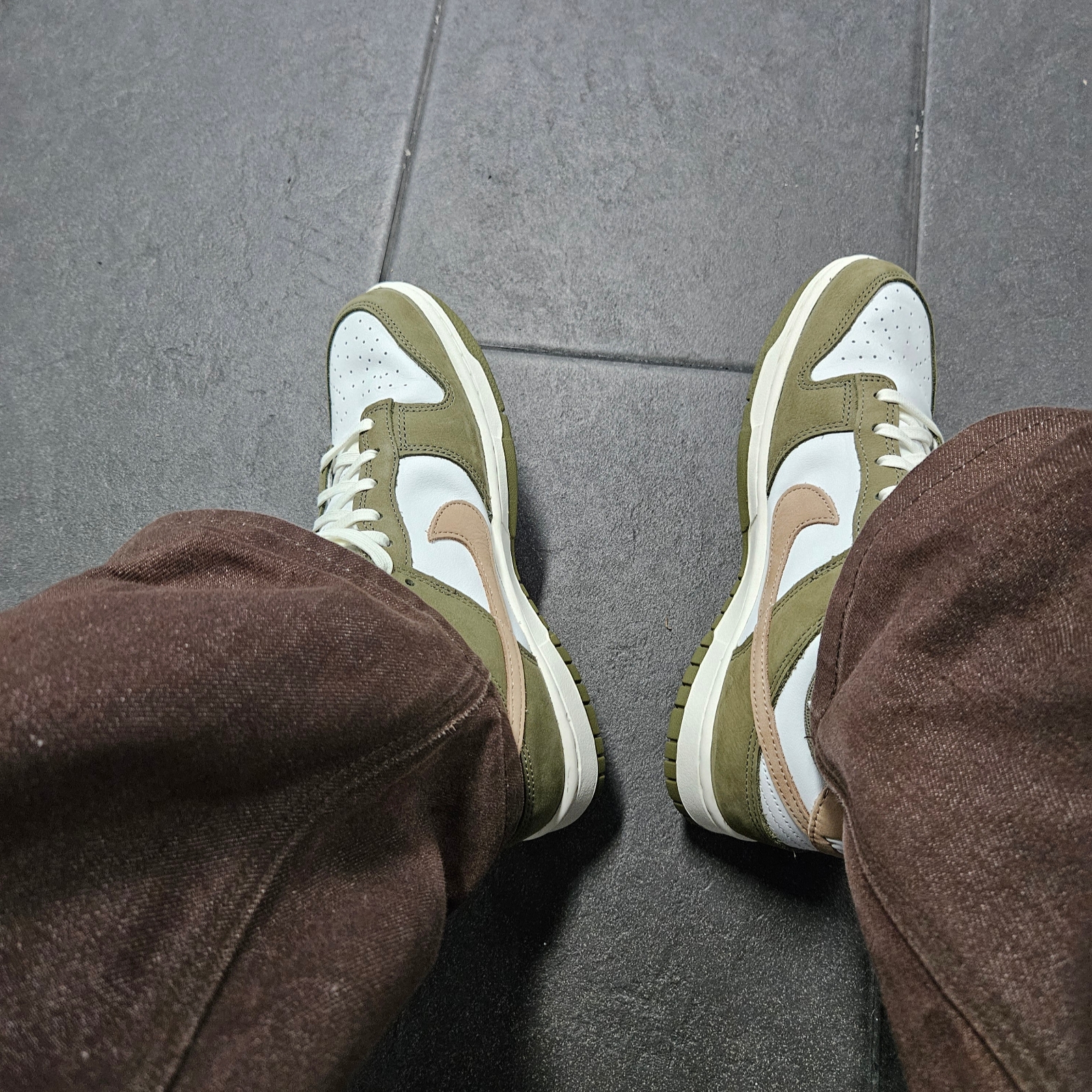 Nike Dunk Low Retro Premium Medium Olive and Summit White 착용 스타일