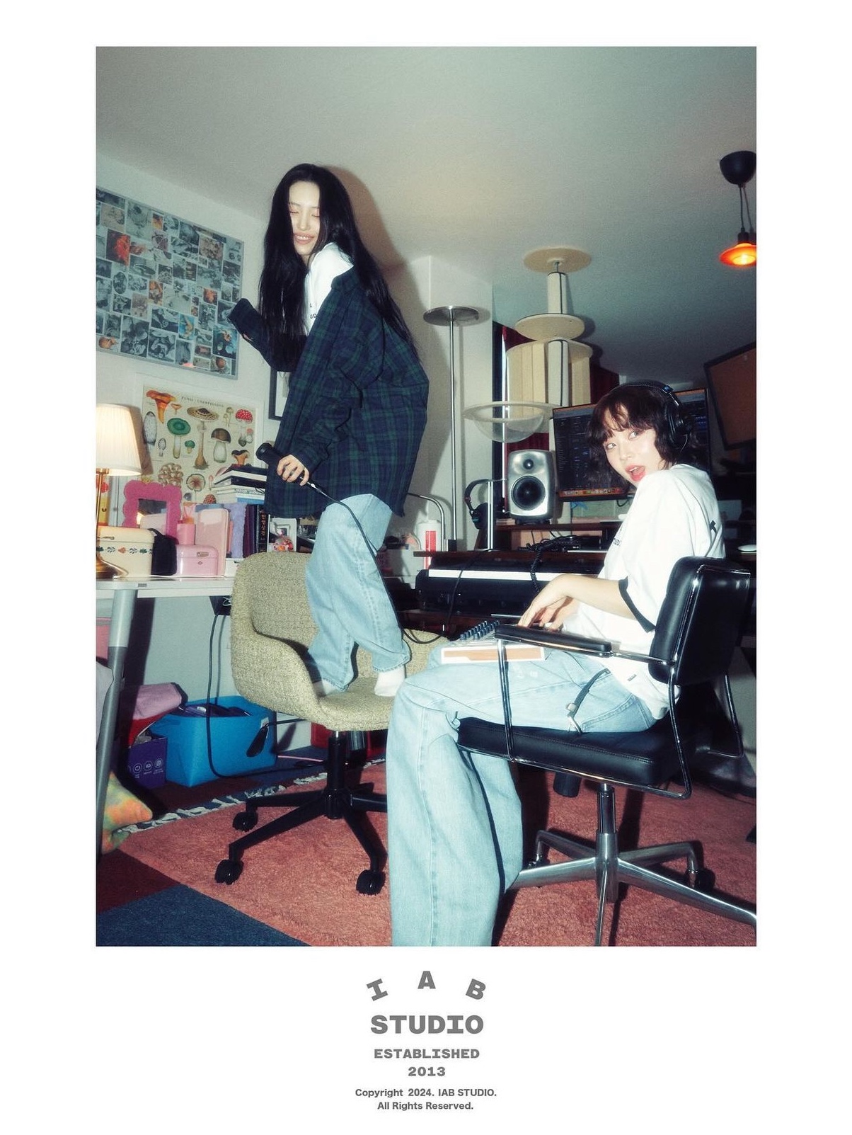 IAB Studio Established T-Shirt White Black 착용 스타일 - 3