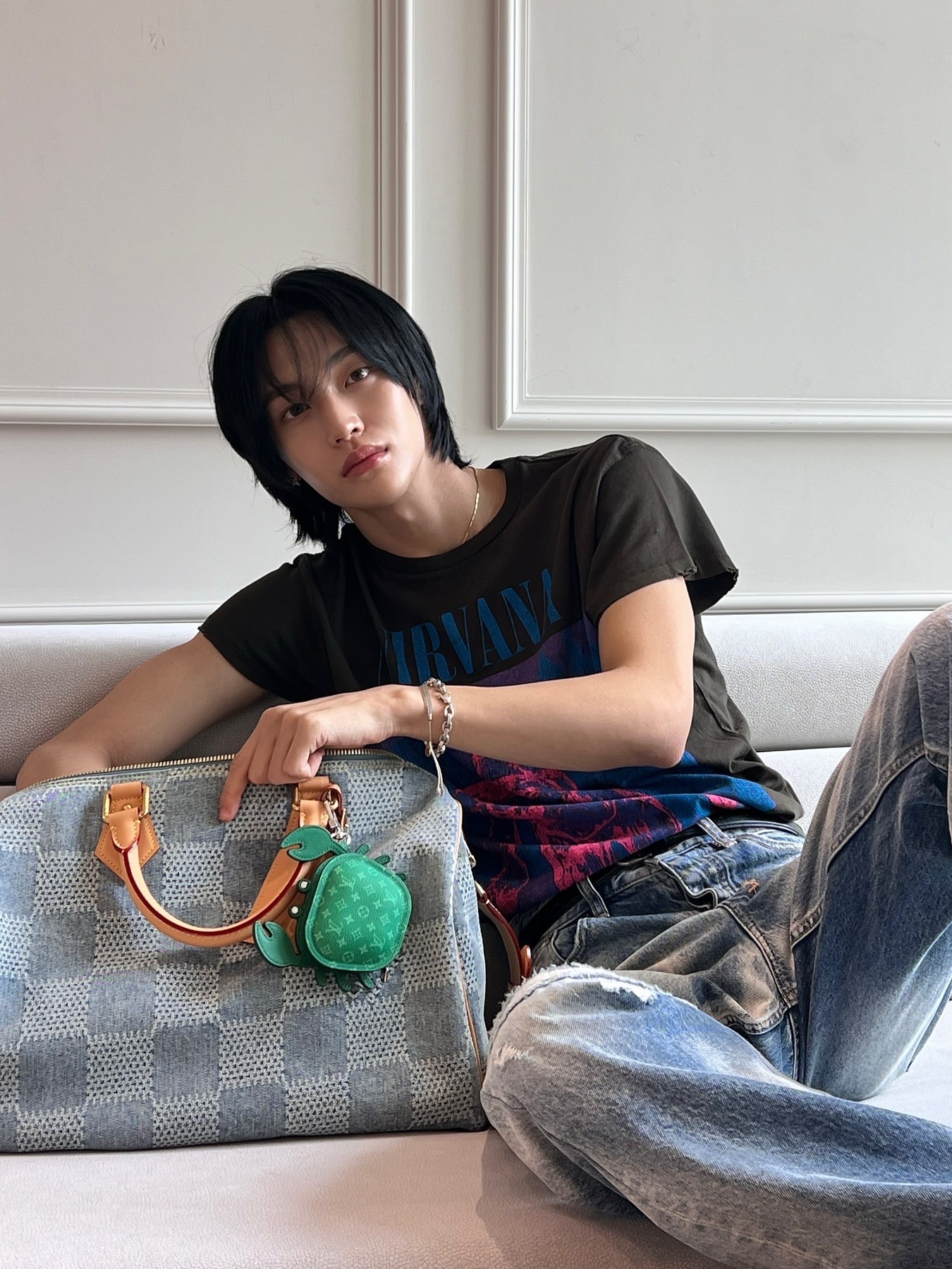 Louis Vuitton Speedy 40 Bandouliere Damier Denim Blue, Louis Vuitton LV Crab Bag Charm Green 착용 스타일 - 1