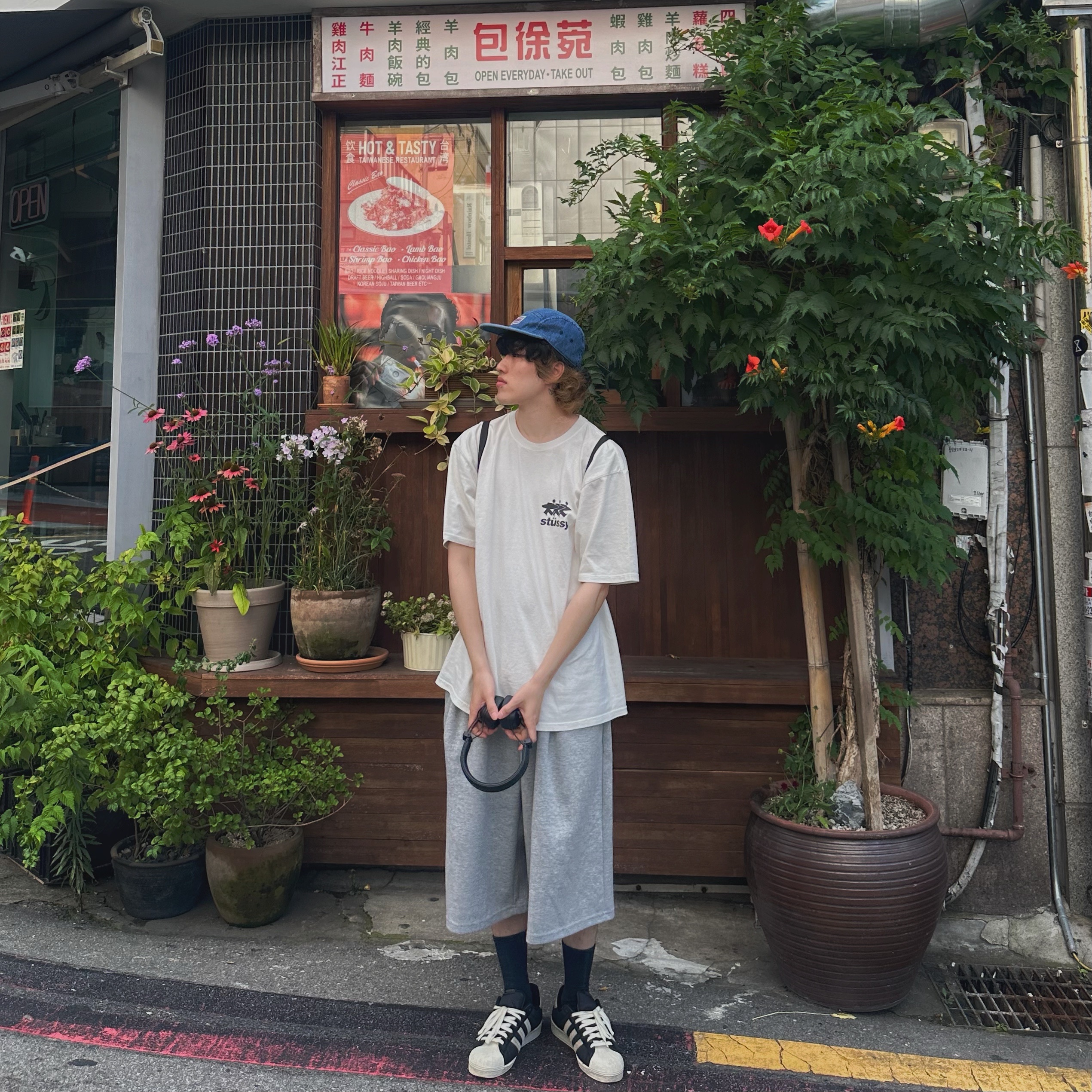 Stussy Surfwalk Pigment Dyed T-Shirt Natural, Marshall Major IV Black (Korean Ver.) 착용 스타일 - 2