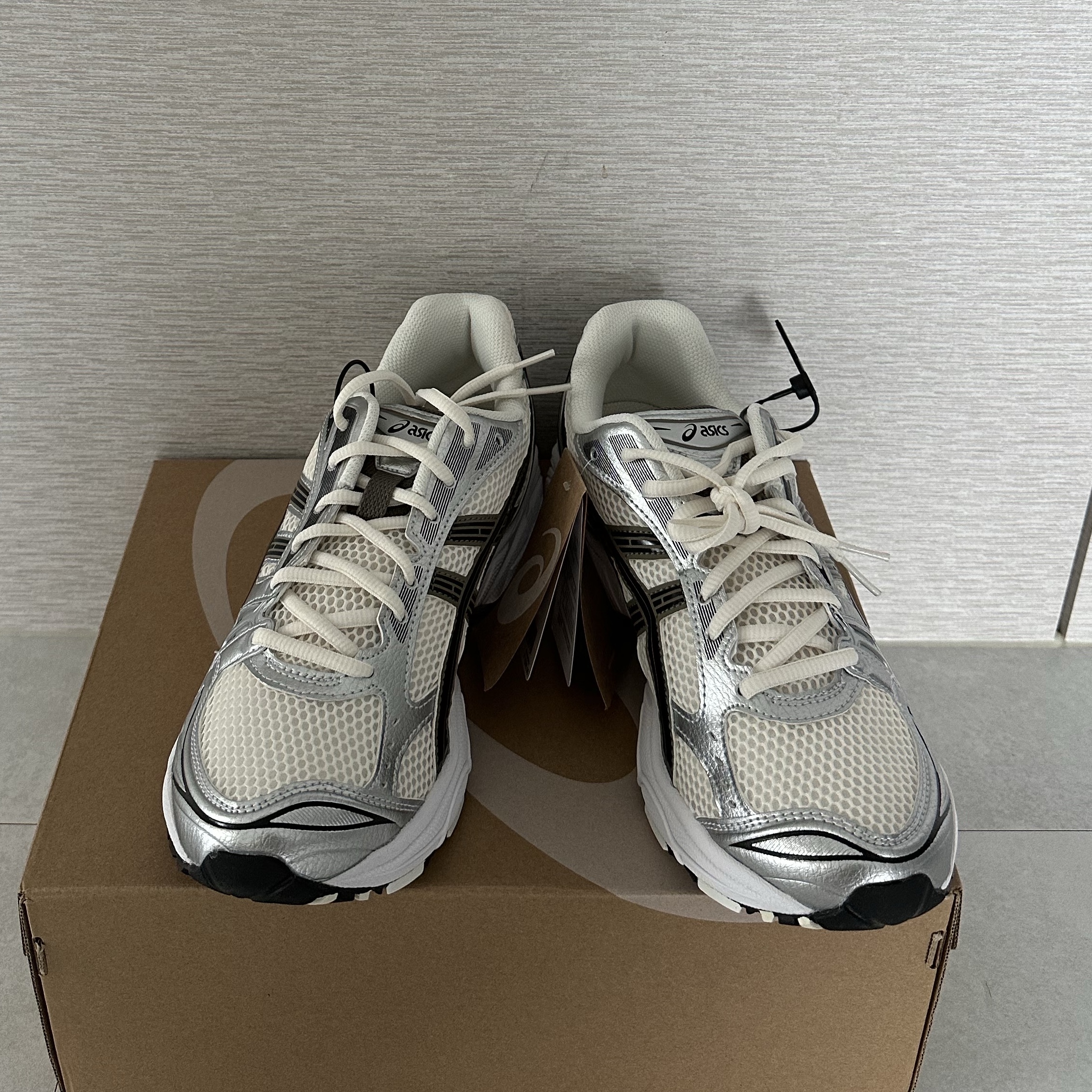 Asics Gel-Kayano 14 Cream Black 착용 스타일 - 2