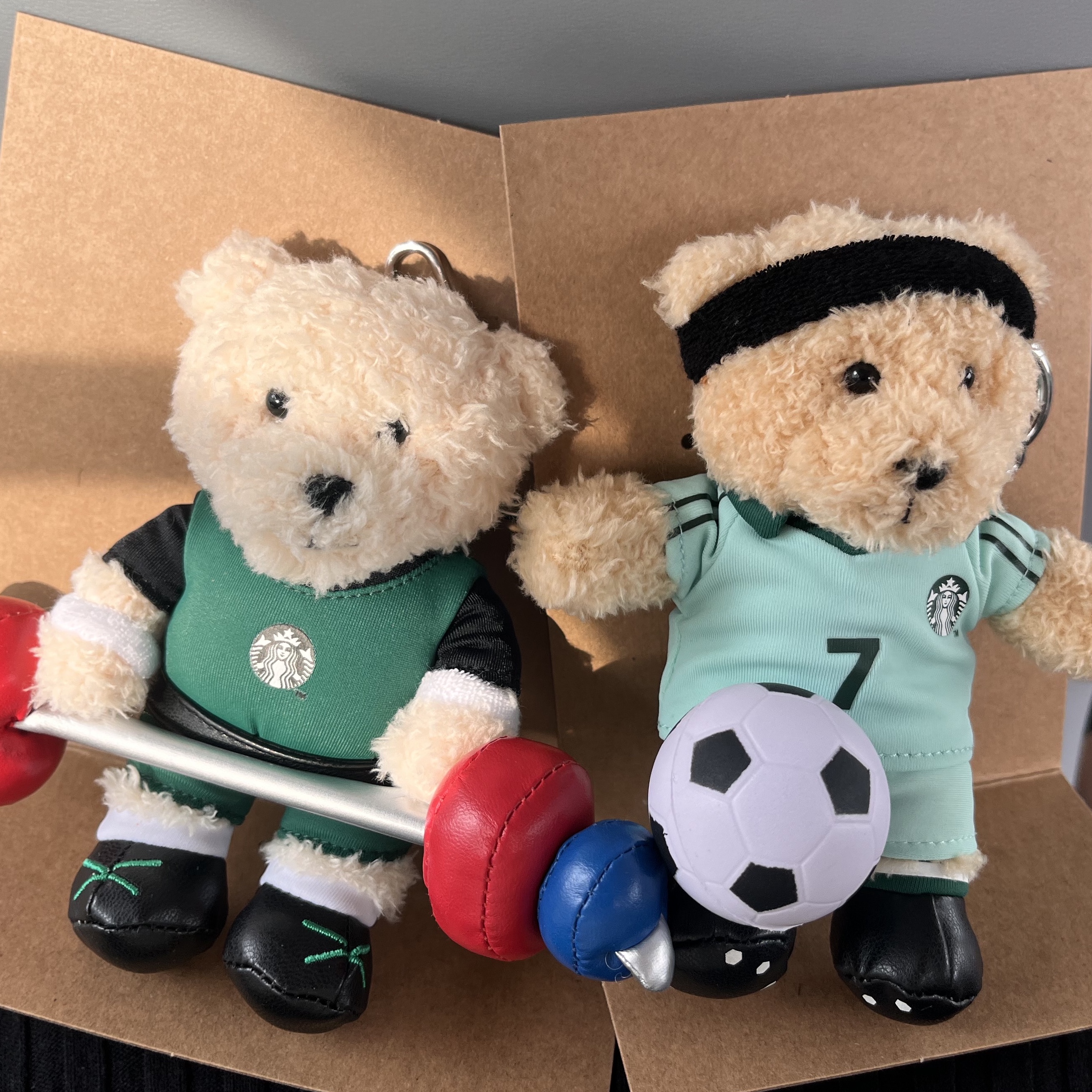 Starbucks Soccer Bearista Keychain, Starbucks Taekwondo Bearista Keychain 착용 스타일 - 2
