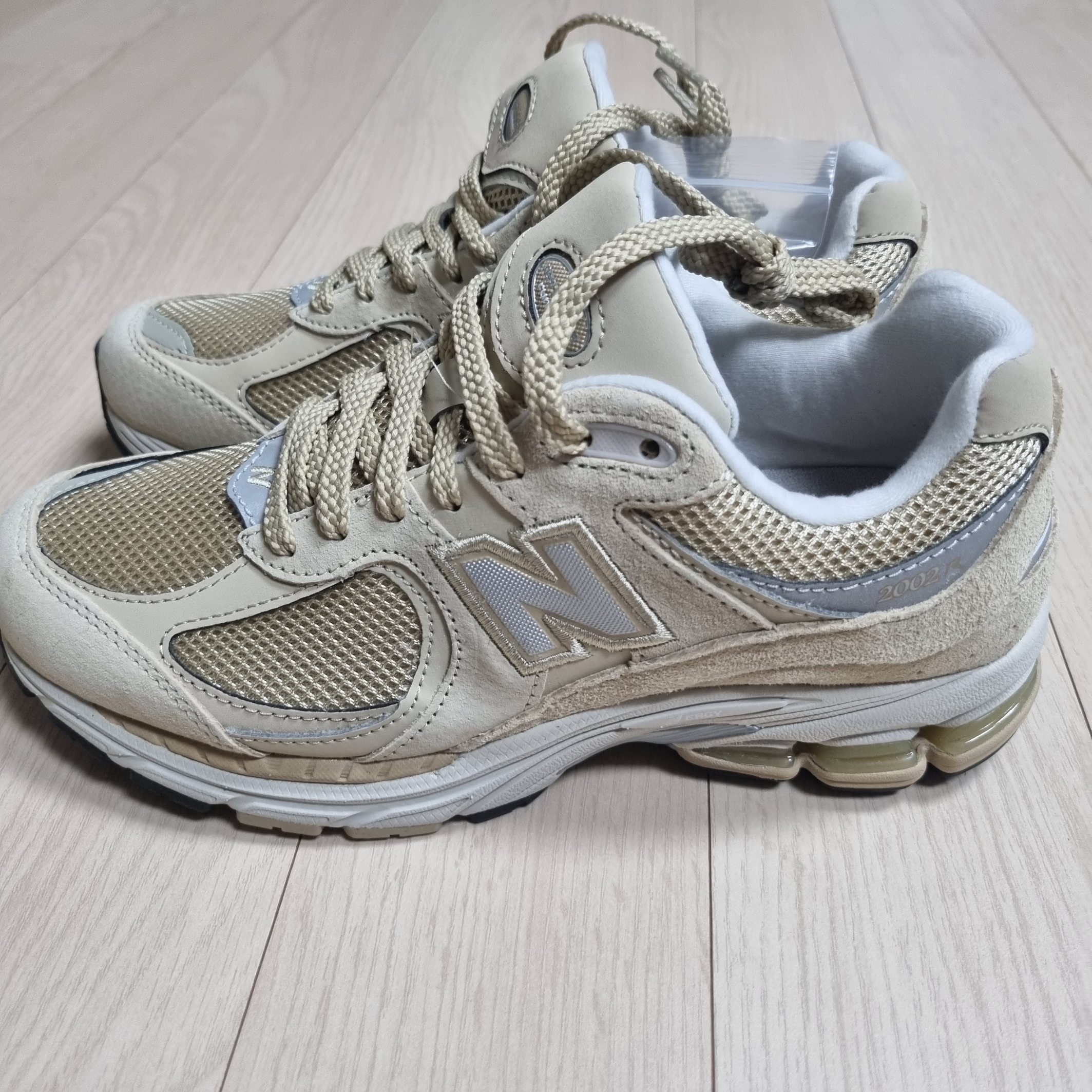 New Balance 2002R T2 Beige 착용 스타일 - 1