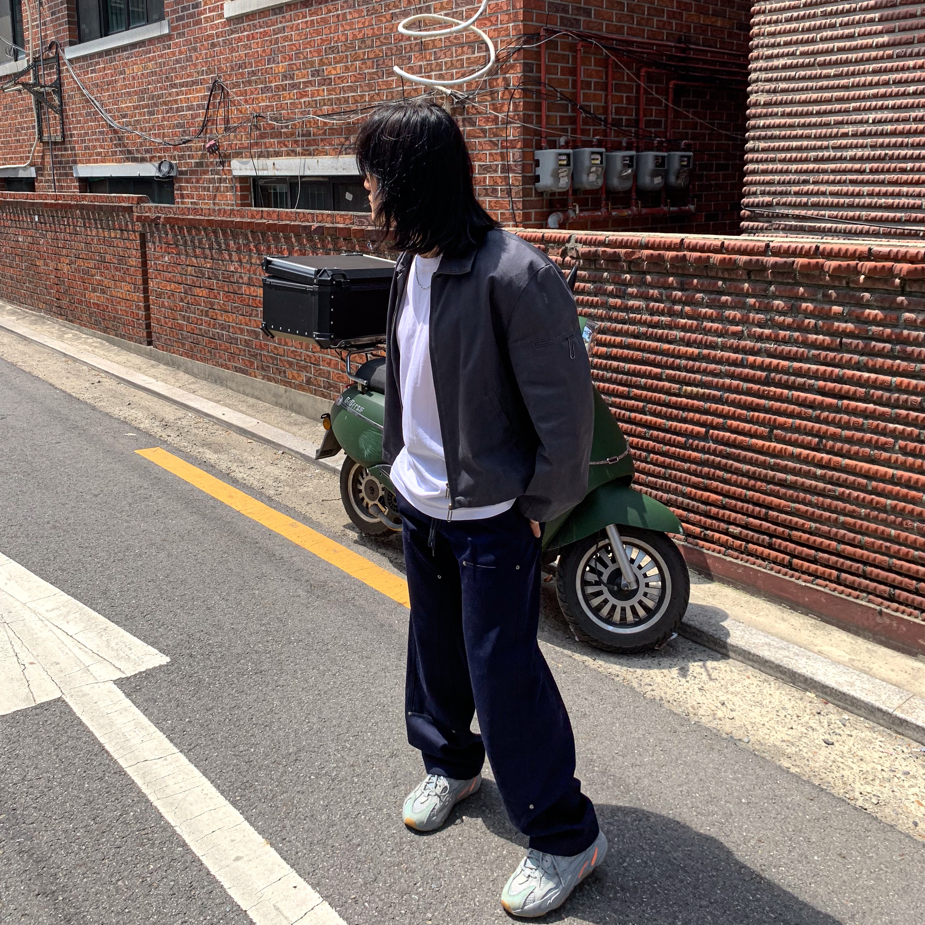 Adidas Yeezy Boost 700 V2 Inertia 착용 스타일 - 2