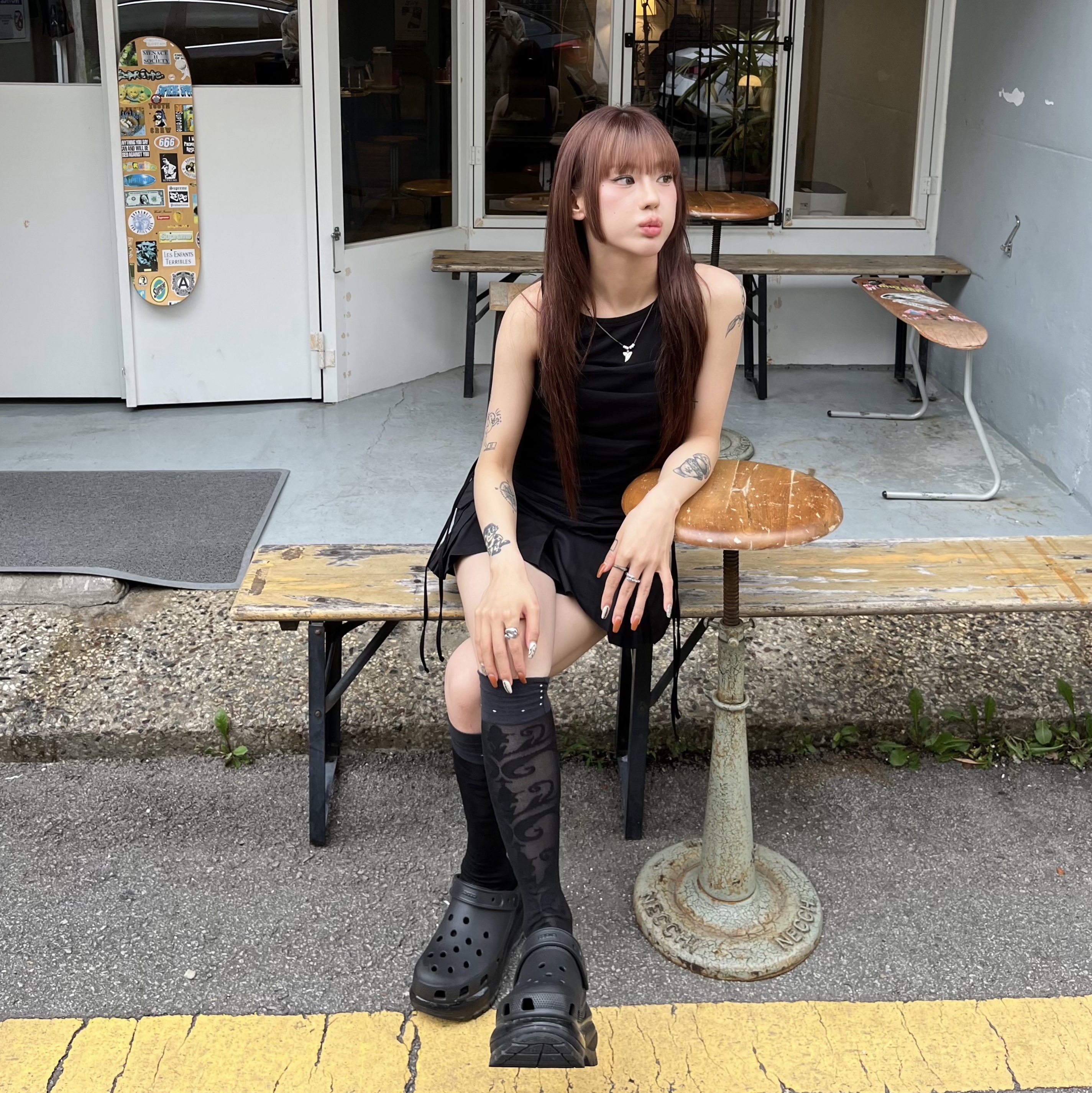 (W) Crocs Classic Mega Crush Clog Black 착용 스타일 - 1