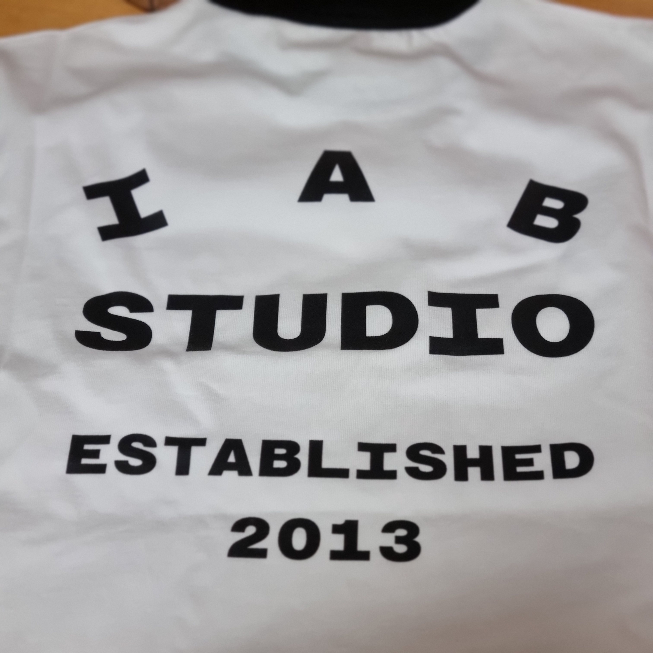 IAB Studio Established T-Shirt White Black 착용 스타일 - 2