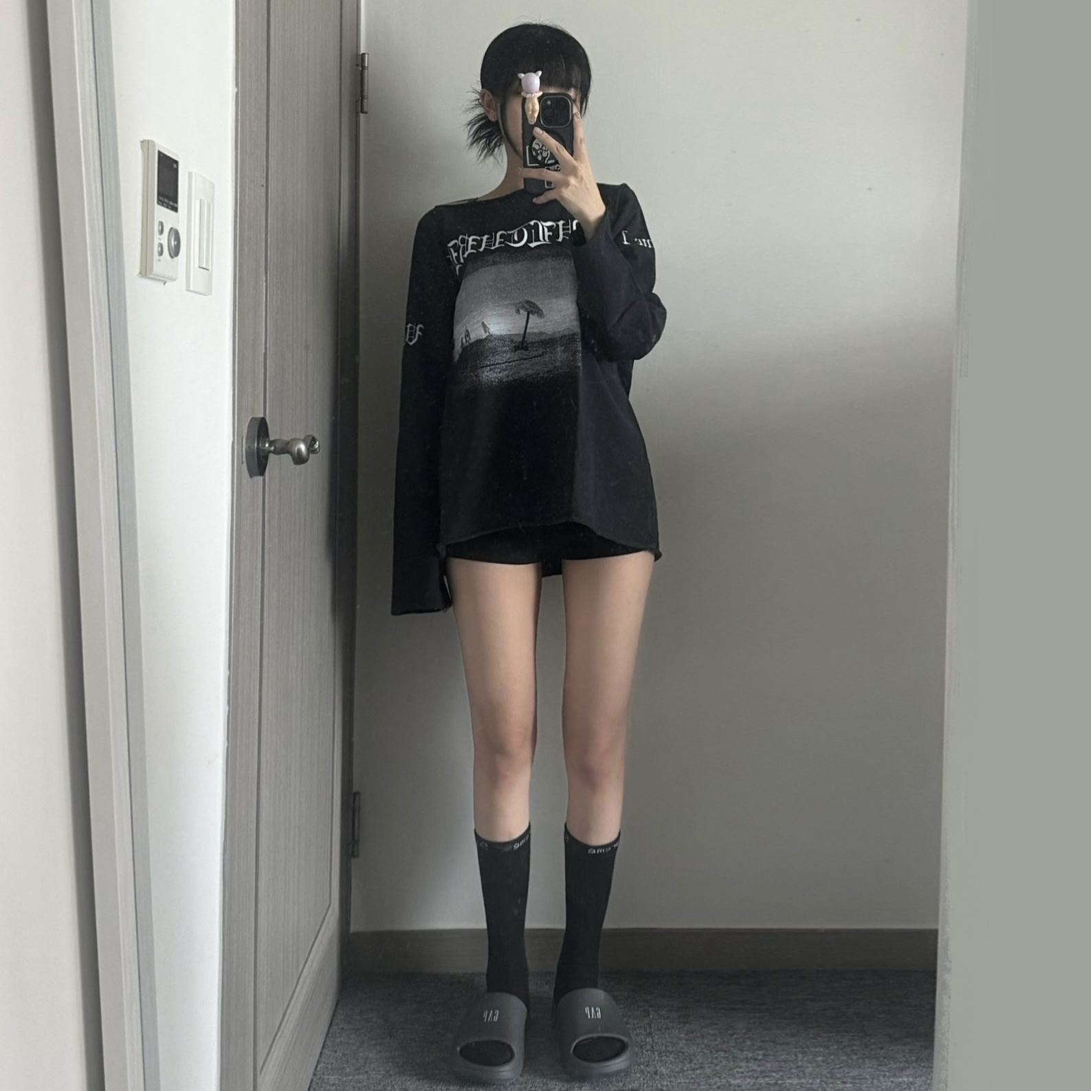 Yeezy Vultures Long T-Shirt Black, Supreme Hanes Crew Socks Black (4 Pack) 착용 스타일 - 1