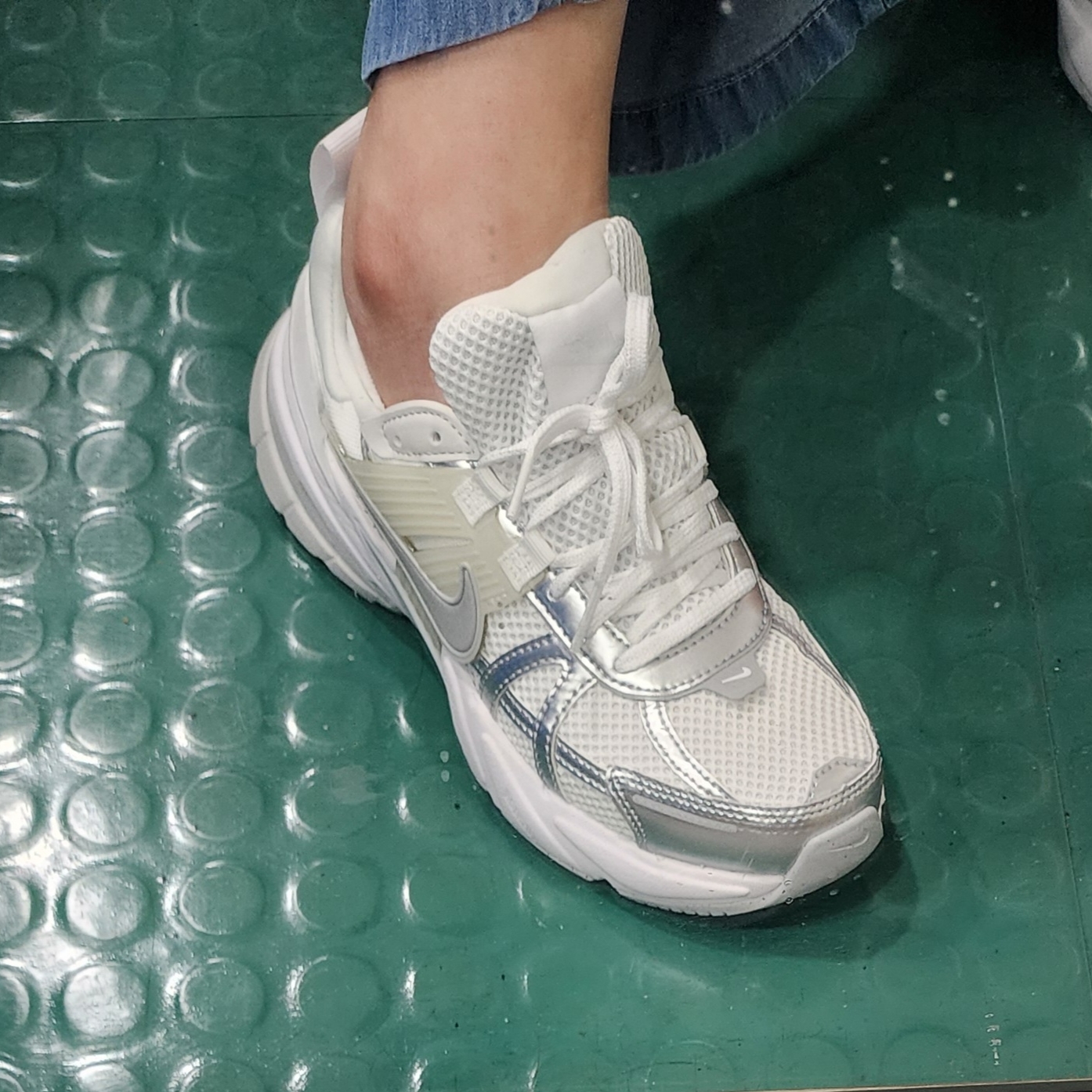Nike V2K Run Metallic Silver White 착용 스타일 - 2