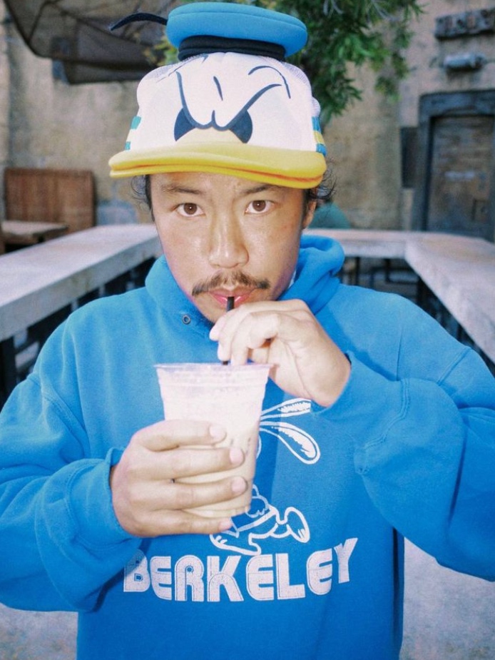 Wild Donkey Berkeley Hoodie Faded Broken Royal 착용 스타일 - 1