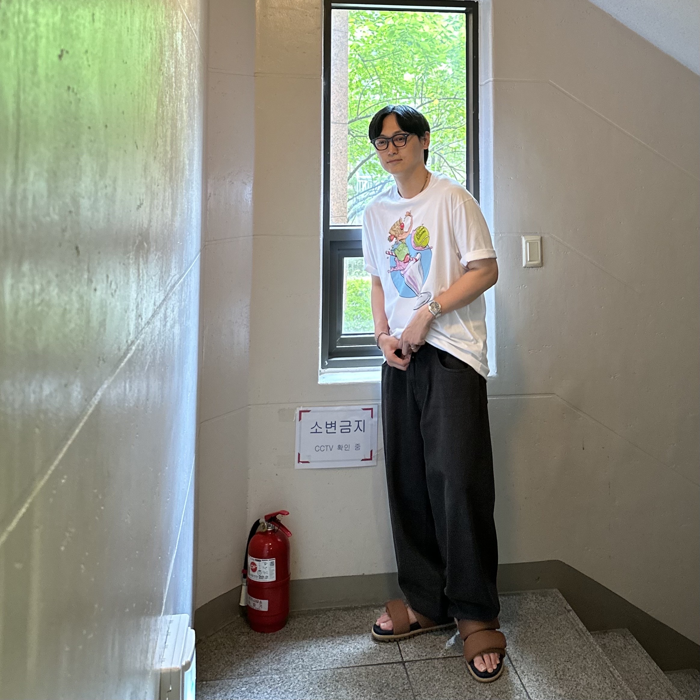 Maison Kitsune Fox Head Patch Classic T-Shirt White, MM6 Maison Margiela Destroyed Wide Denim Pants Black 착용 스타일 - 2