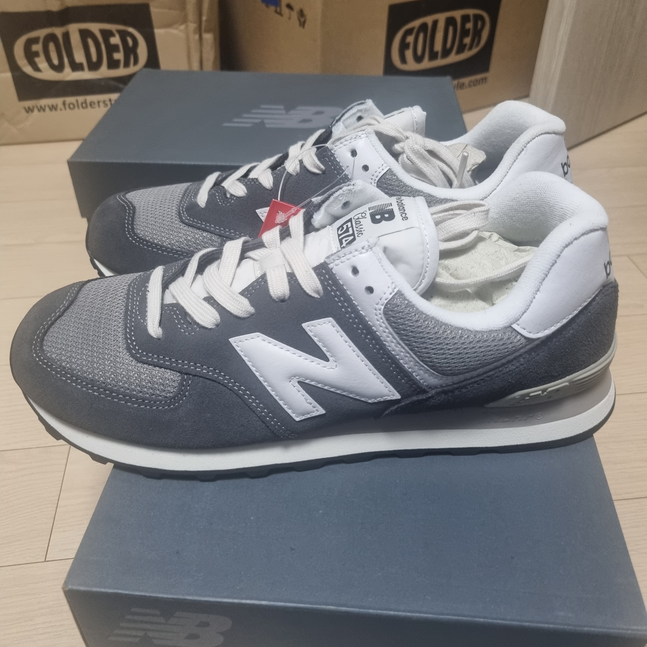 New Balance 574 Dark Grey 착용 스타일 - 1