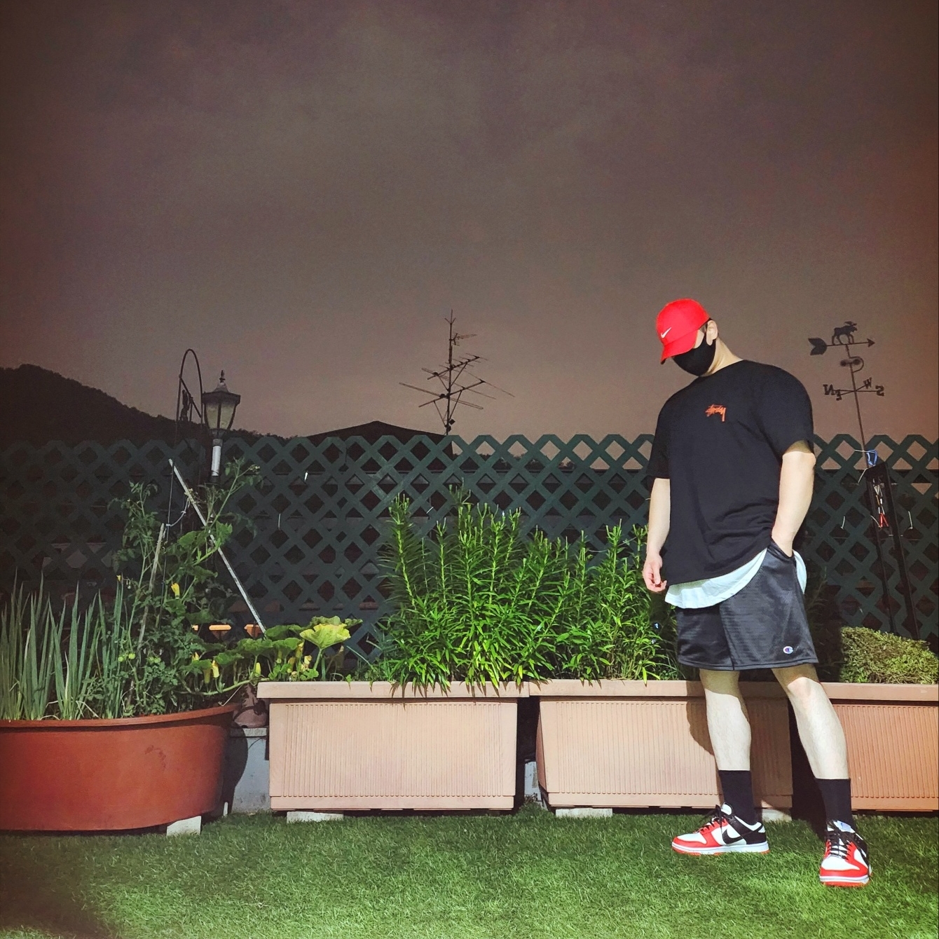 Nike Dri-Fit Legacy 91 Golf Cap University Red, Stussy Shells T-Shirt Black 착용 스타일 - 1
