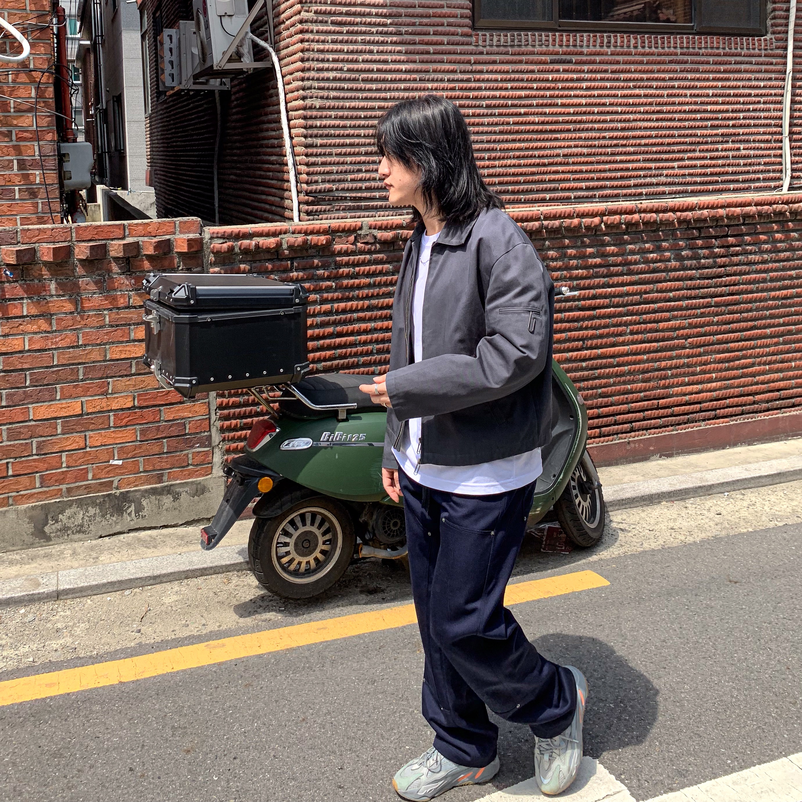 Adidas Yeezy Boost 700 V2 Inertia 착용 스타일 - 4