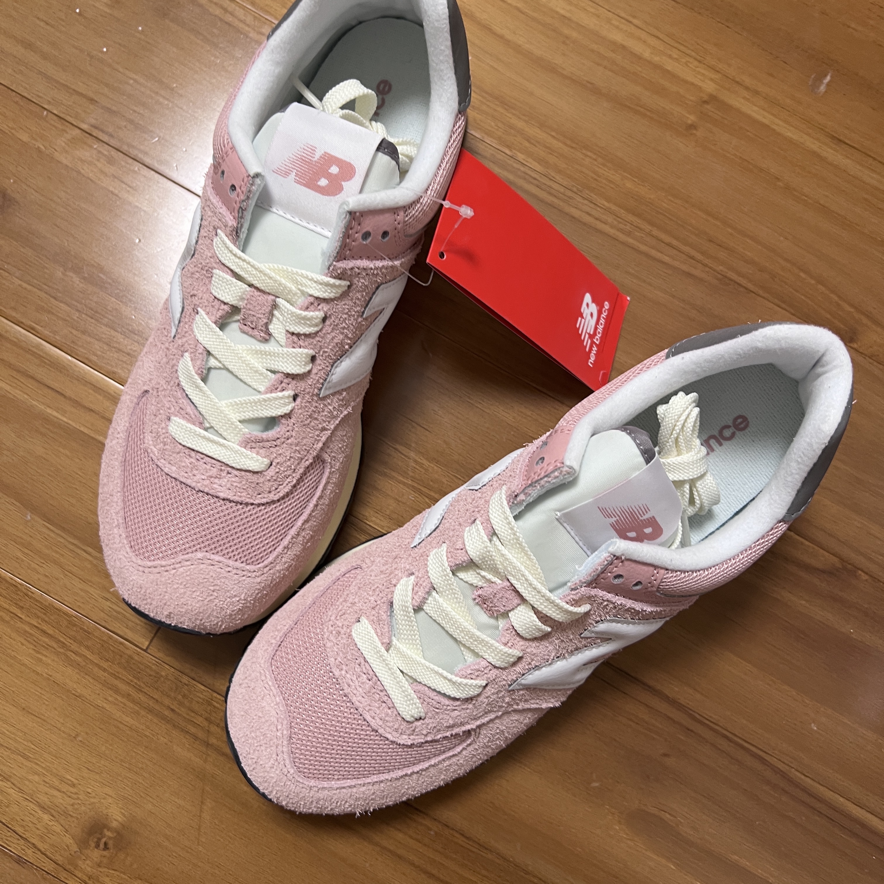 New Balance 574 Heritage Mellow Pink 착용 스타일