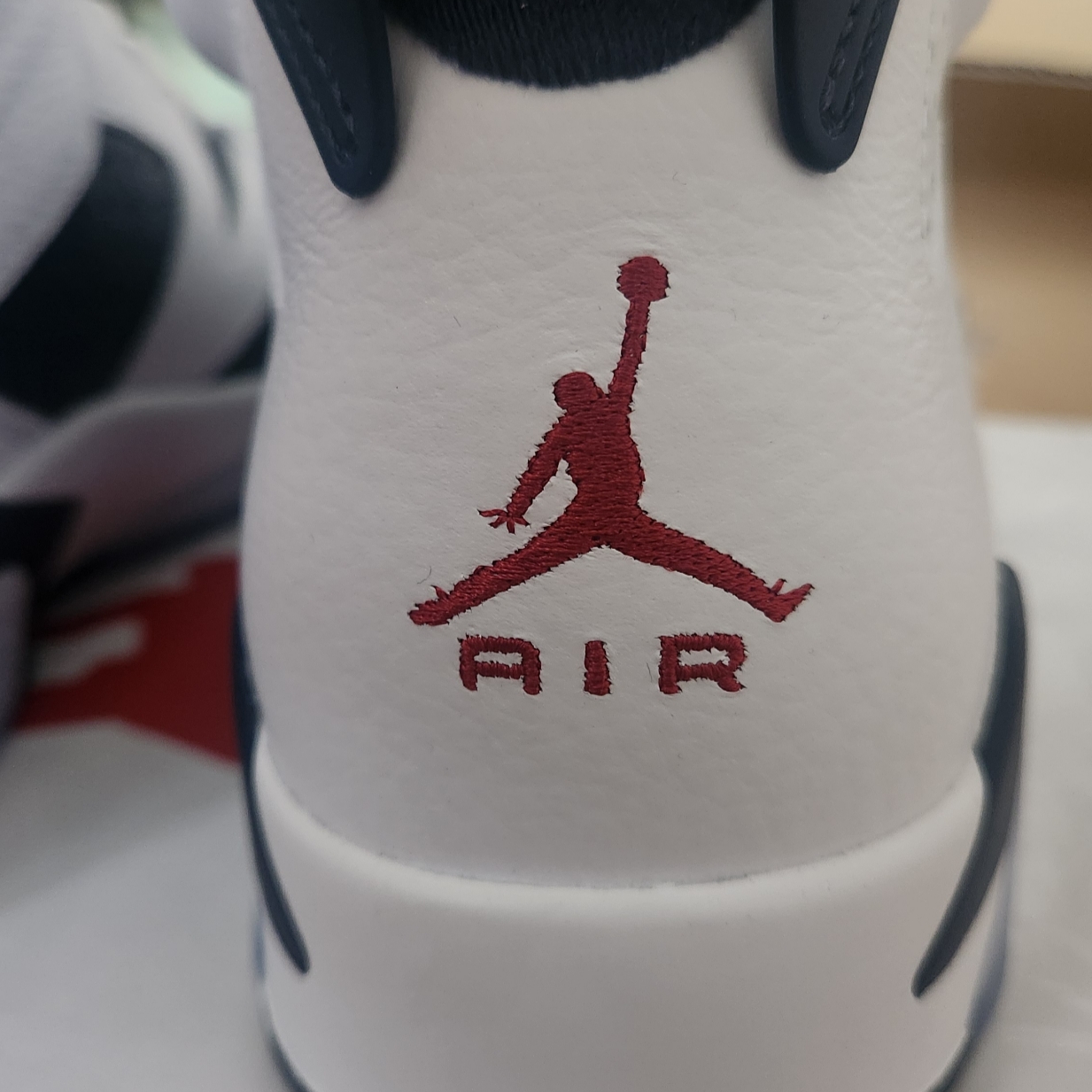 Jordan 6 Retro White and Midnight Navy 착용 스타일 - 3