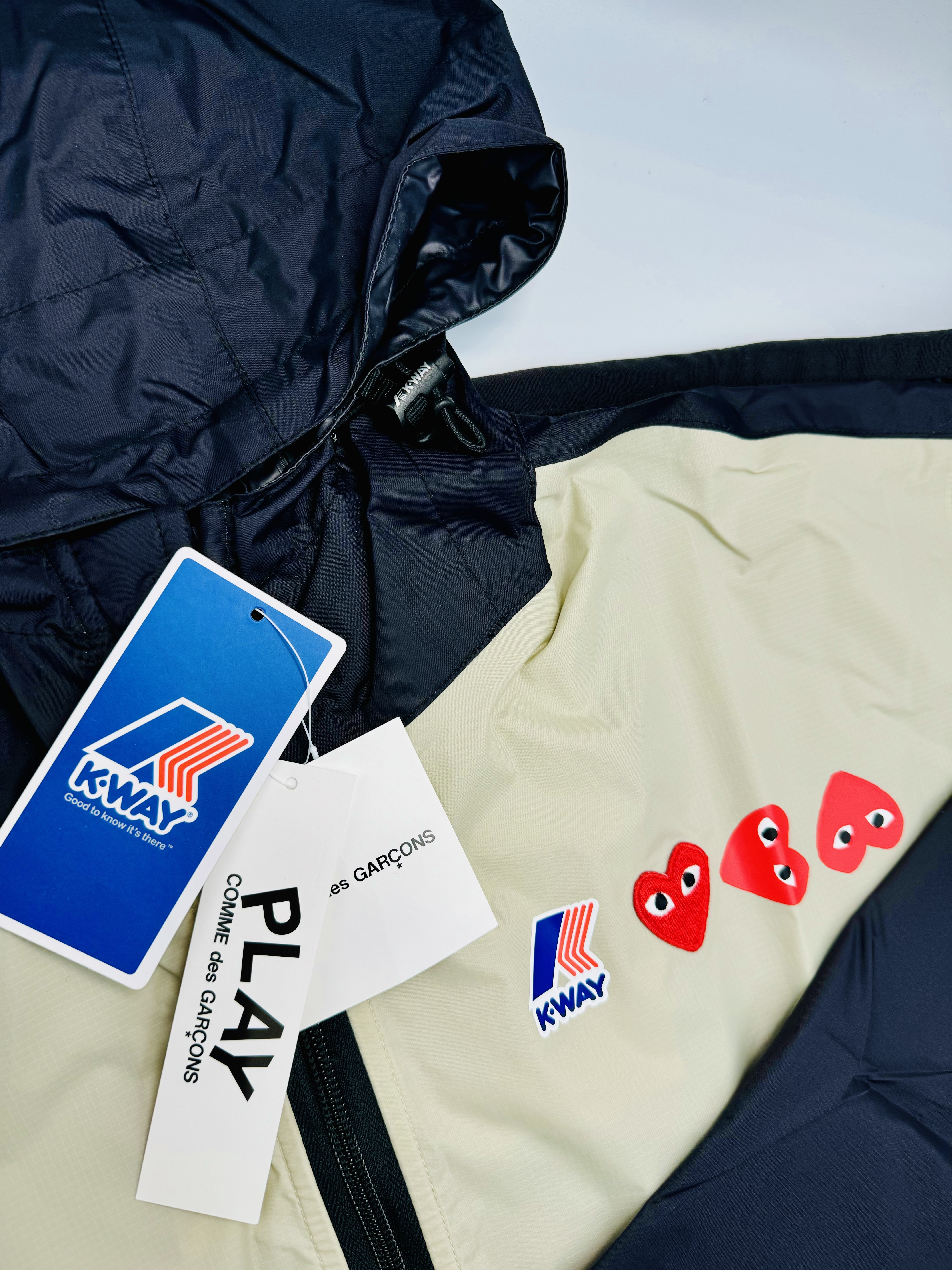 Play Comme des Garcons x K-Way Full Zip Jacket Beige Black 착용 스타일 - 1