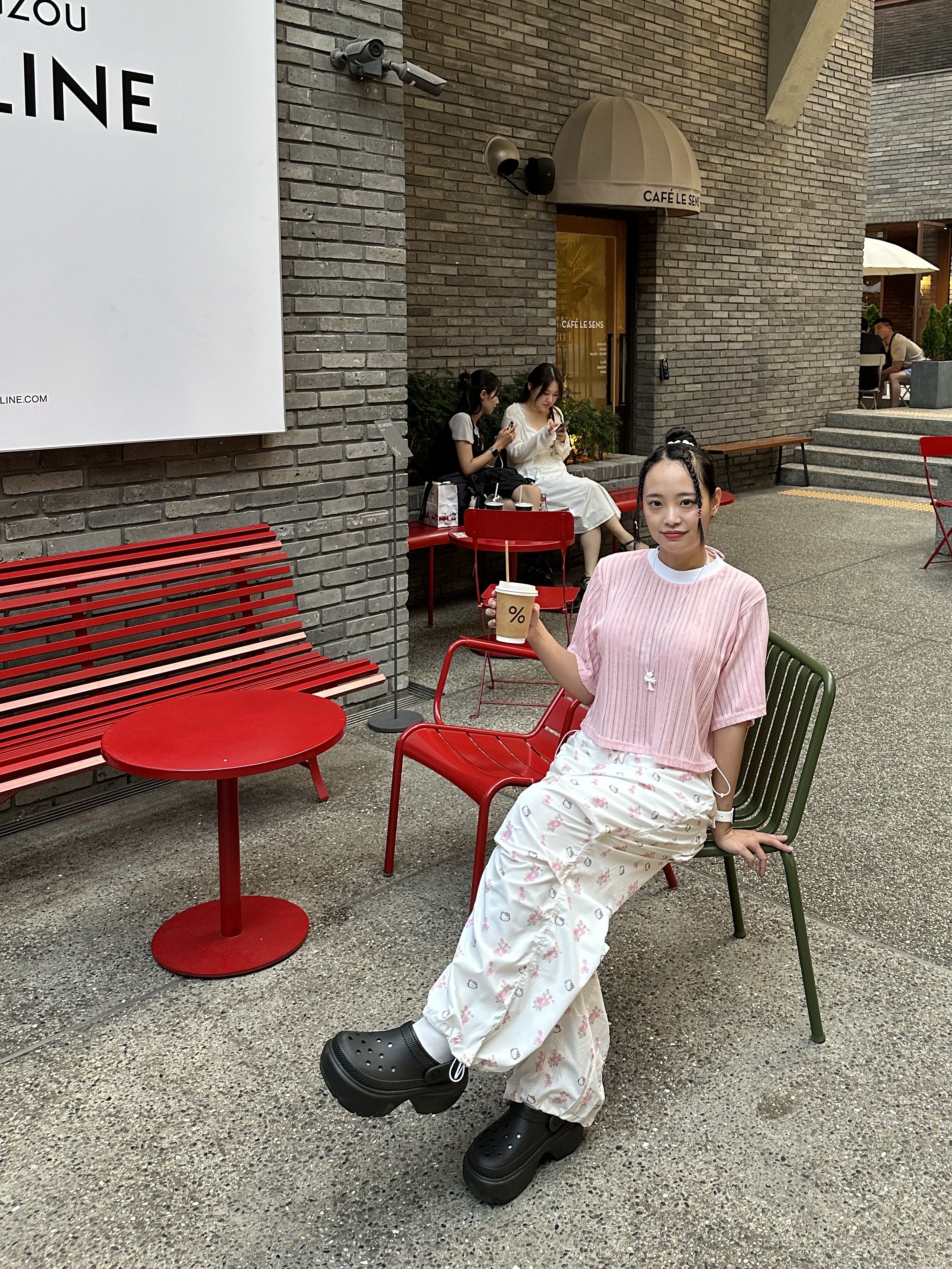 Open Yy x Hello Kitty Parachute Pants White, Crocs Stomp Clog Black 착용 스타일 - 3