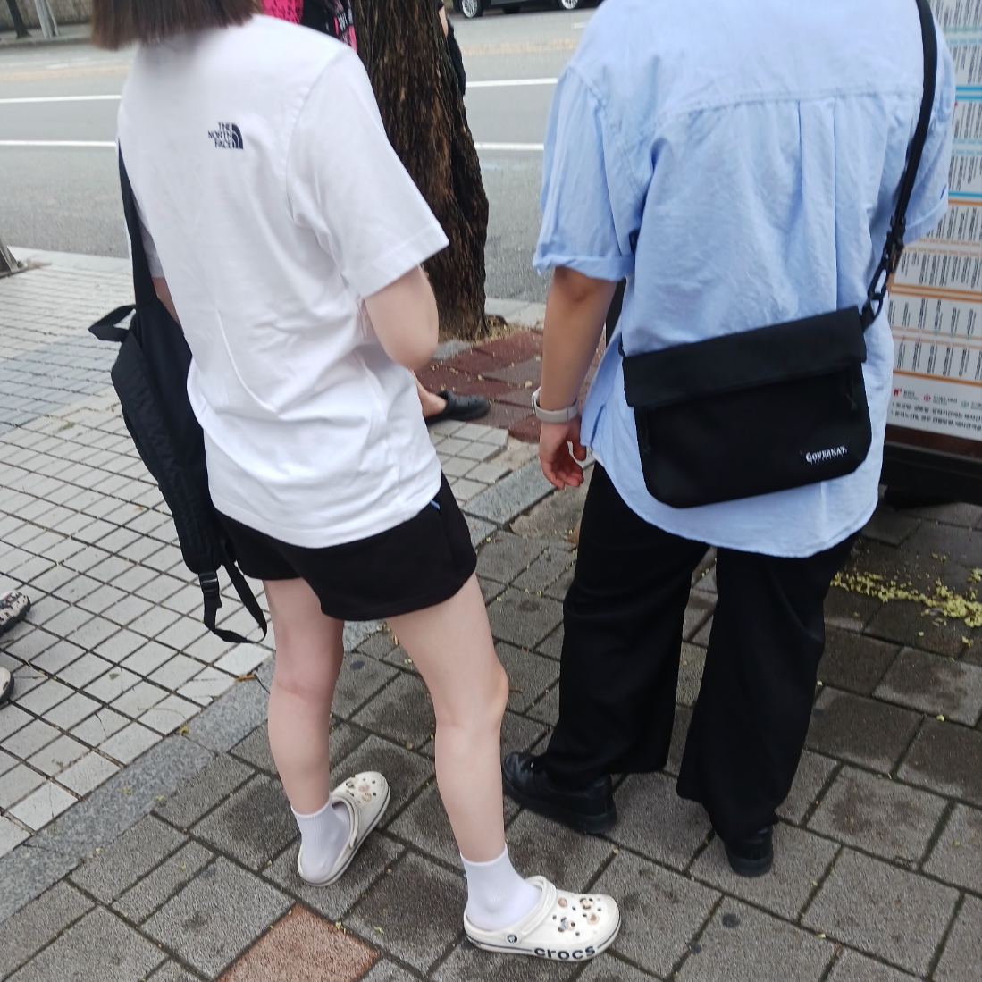 Crocs Bayaband Clog White Navy, Nike Air Force 1 '07 Low Triple Black 착용 스타일