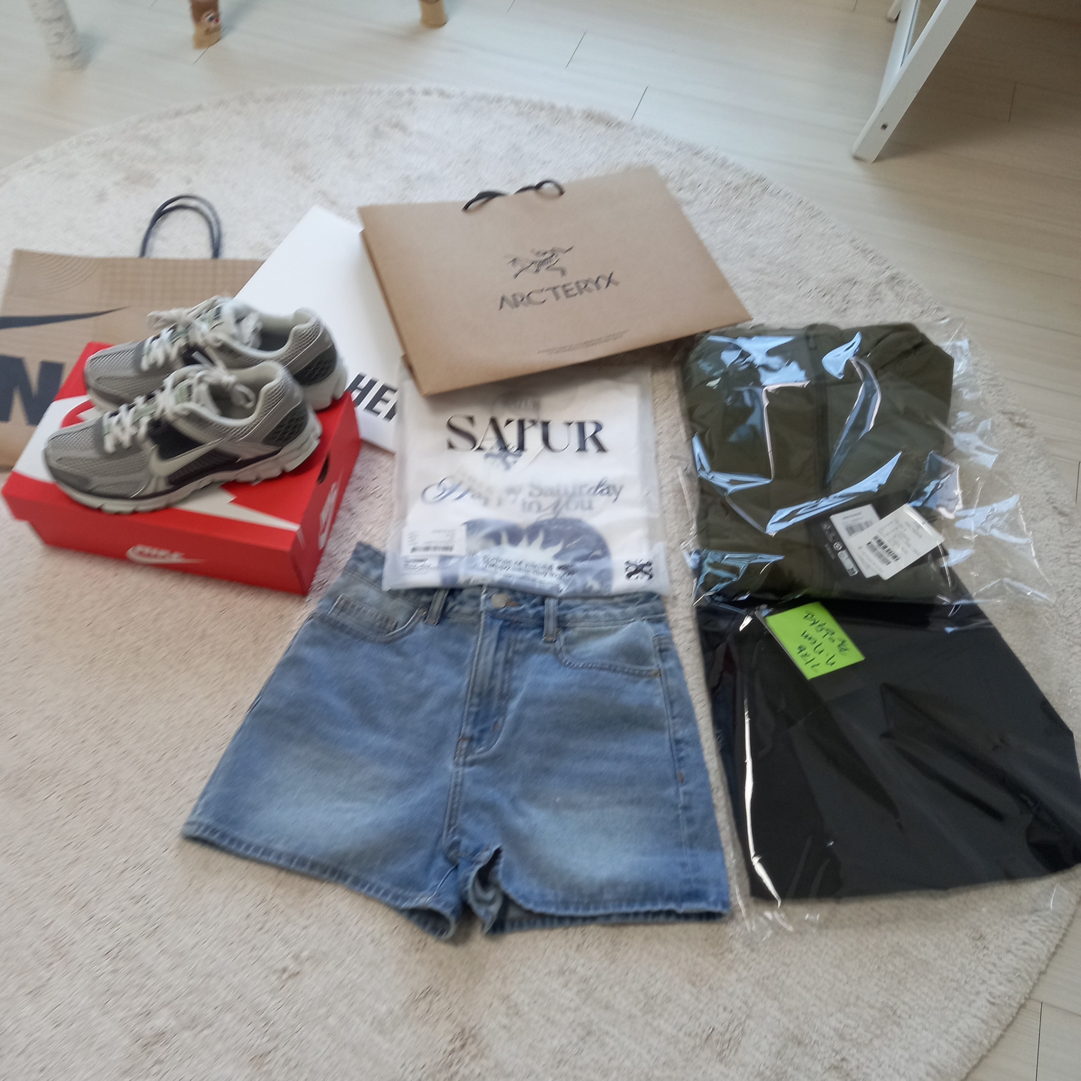 (W) Nike Zoom Vomero 5 Cobblestone and Flat Pewter, Arc'teryx Cronin Pants Black 착용 스타일 - 2