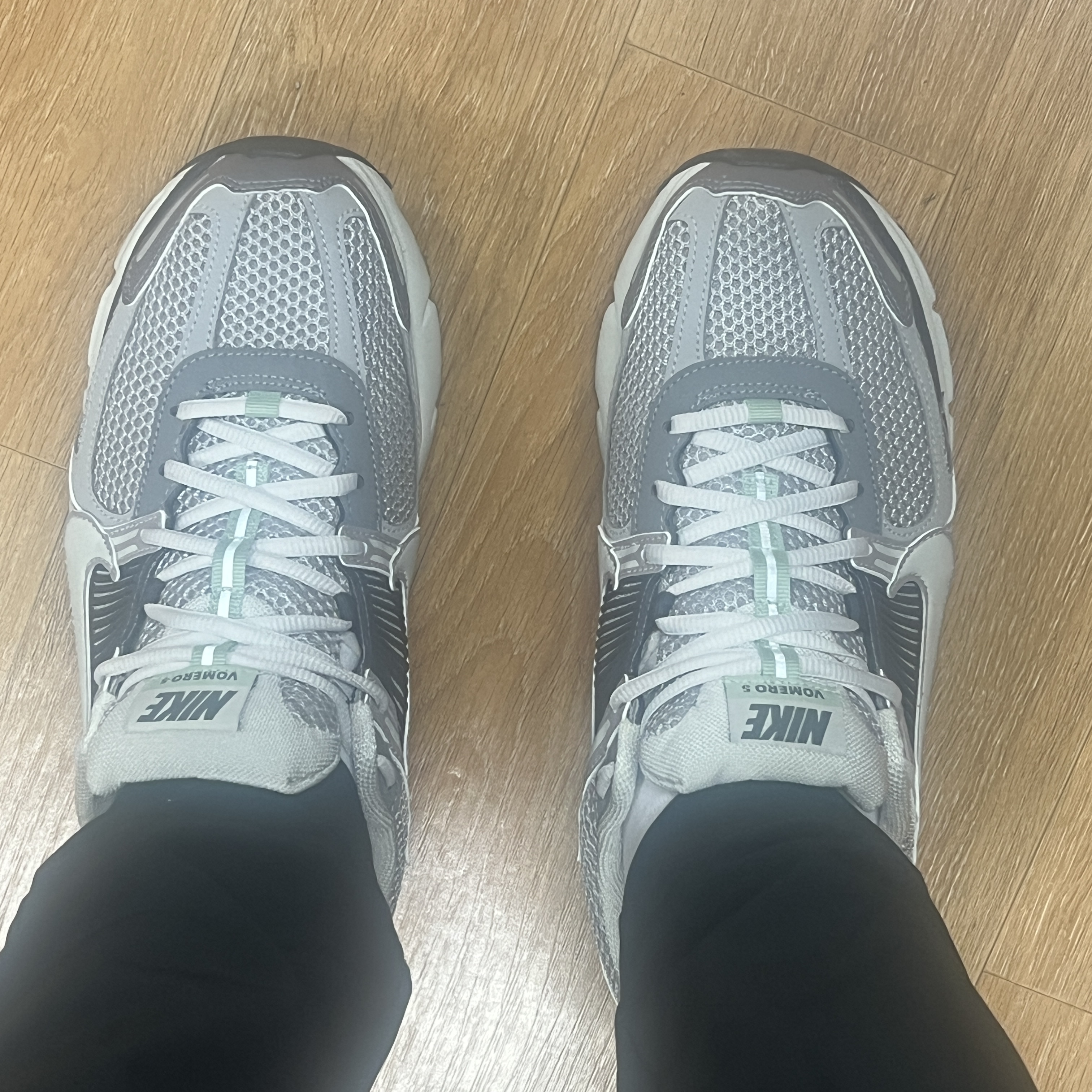 (W) Nike Zoom Vomero 5 Cobblestone and Flat Pewter 착용 스타일